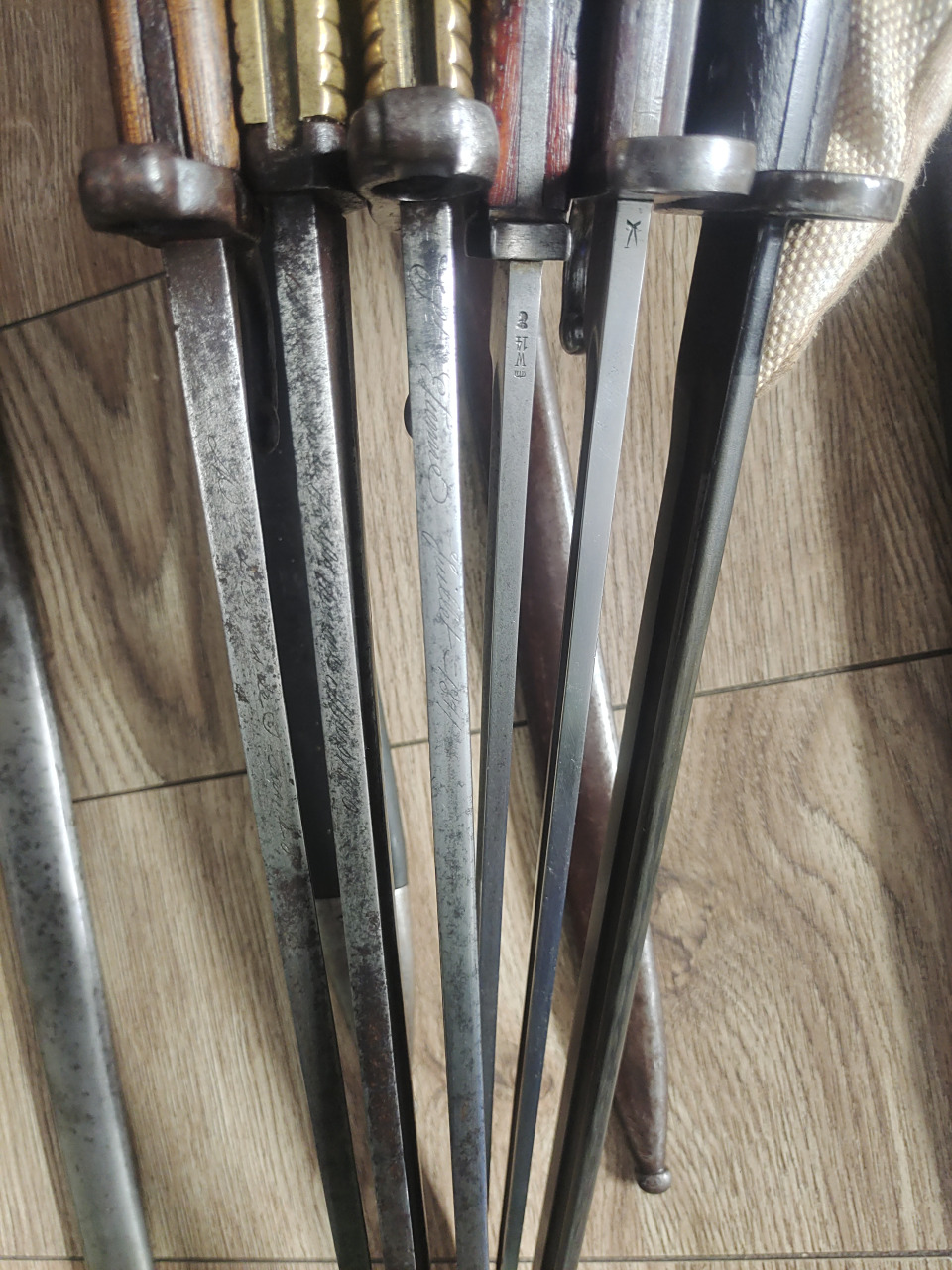 第一次世界大战及之前普法战争共6把刺刀, 三把铜柄的法国刺,(两把