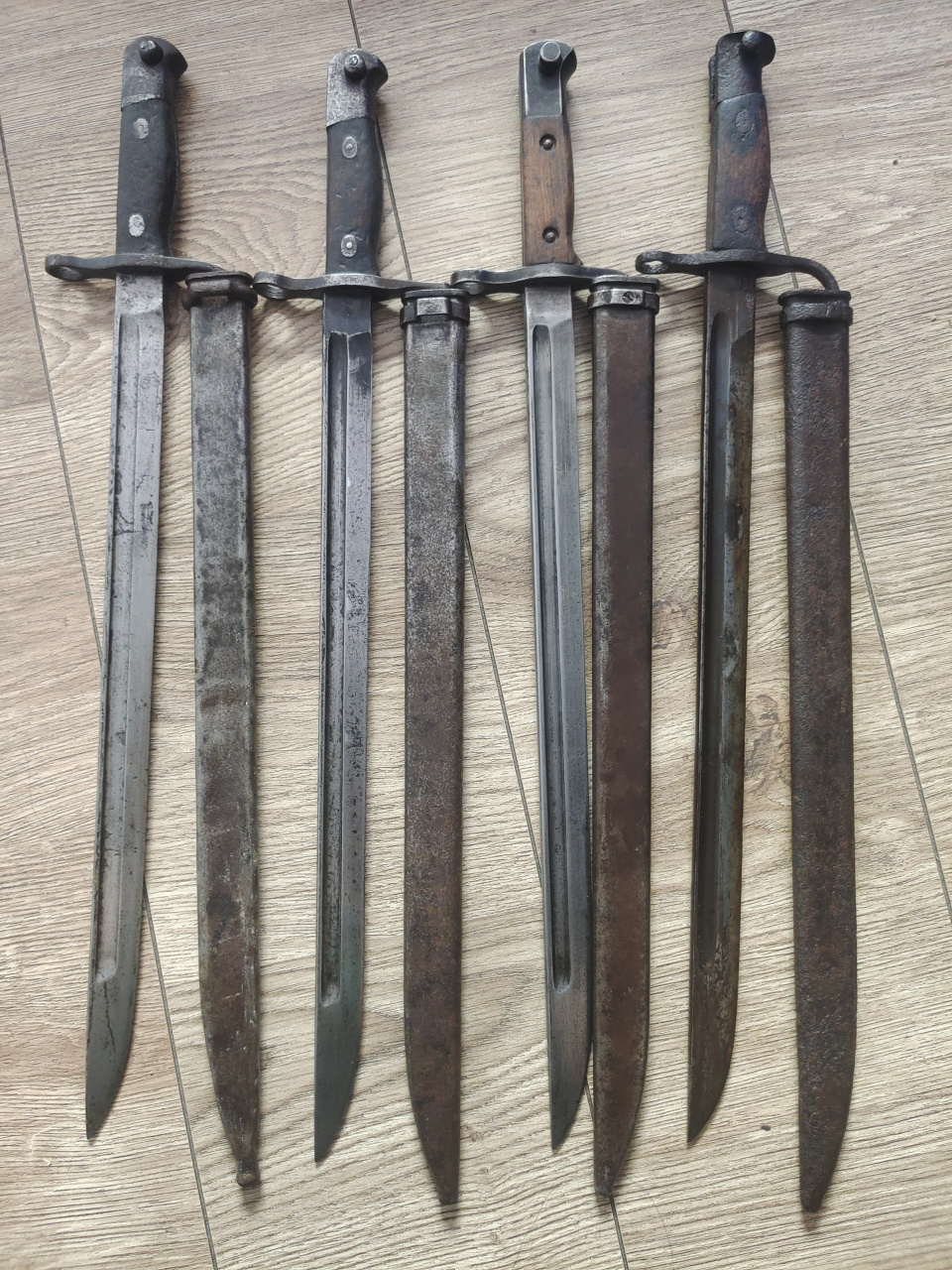 四把经过实战的日本30刺,三把白磨小仓和一把奉天,四把刺刀都有开刃