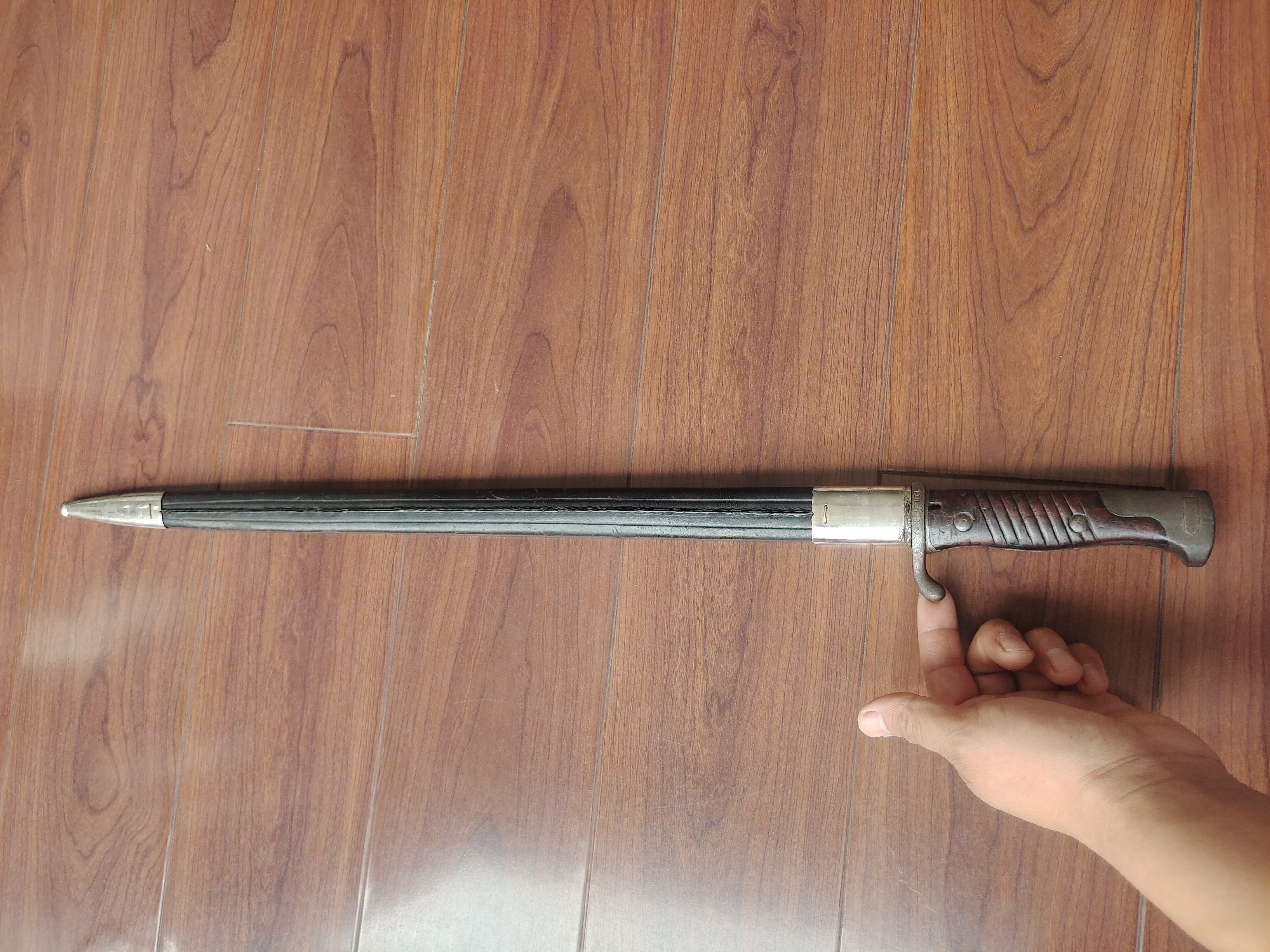 德国s98刺刀,俗称淡水鱼,全长(含鞘)68cm左右,刀长65.4cm,刃长52.