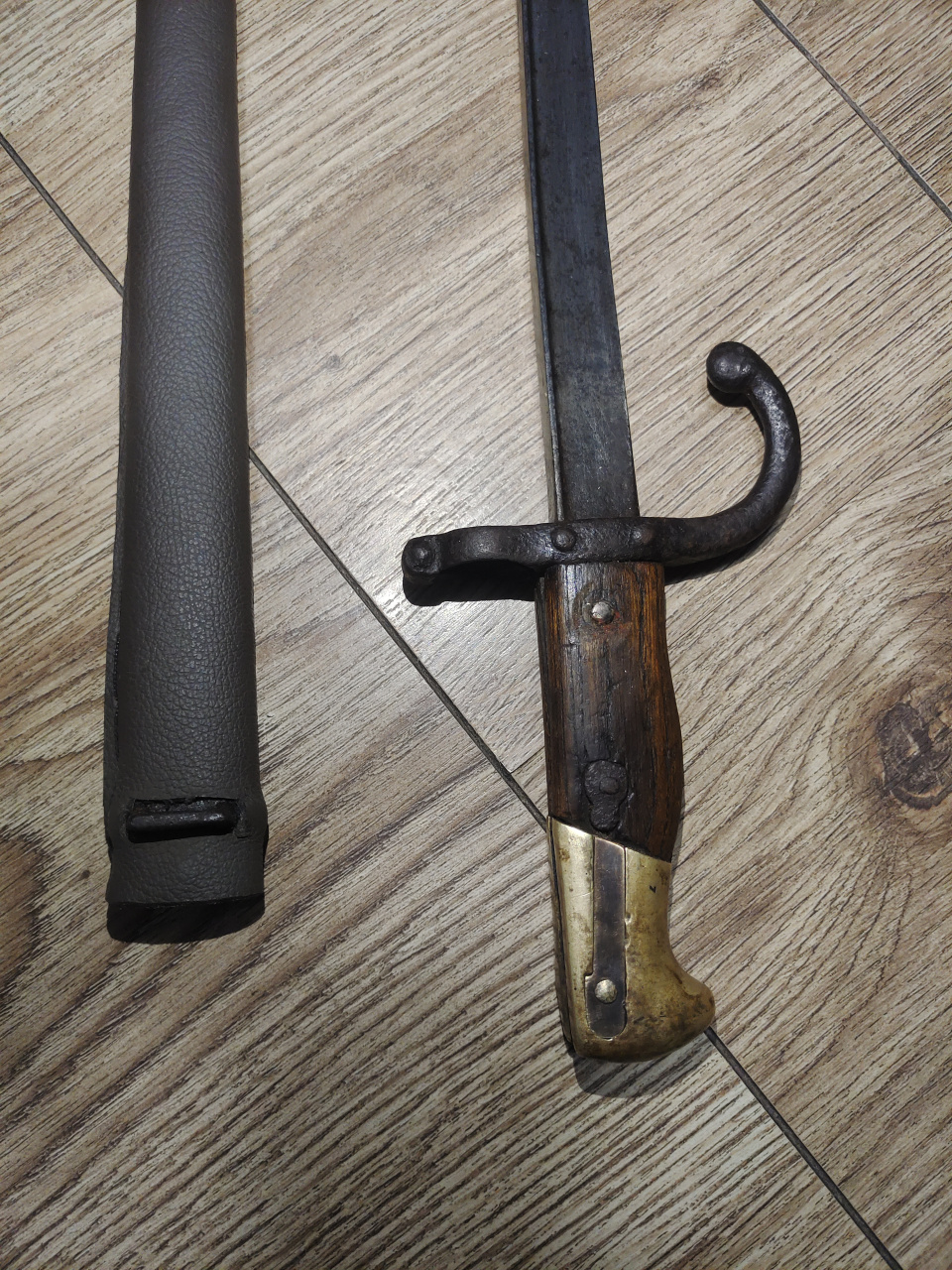 法国1874式刺刀,是法国最后一款长刺刀,刀刃较窄呈倒三角形,刀尖儿