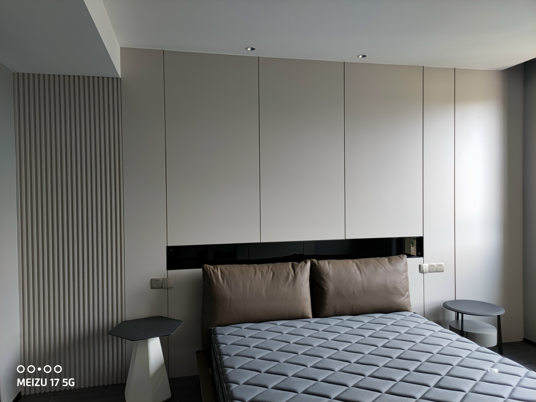 混油木饰面是一种常见的家具表面处理方式,其应用范围广泛,适用于多种