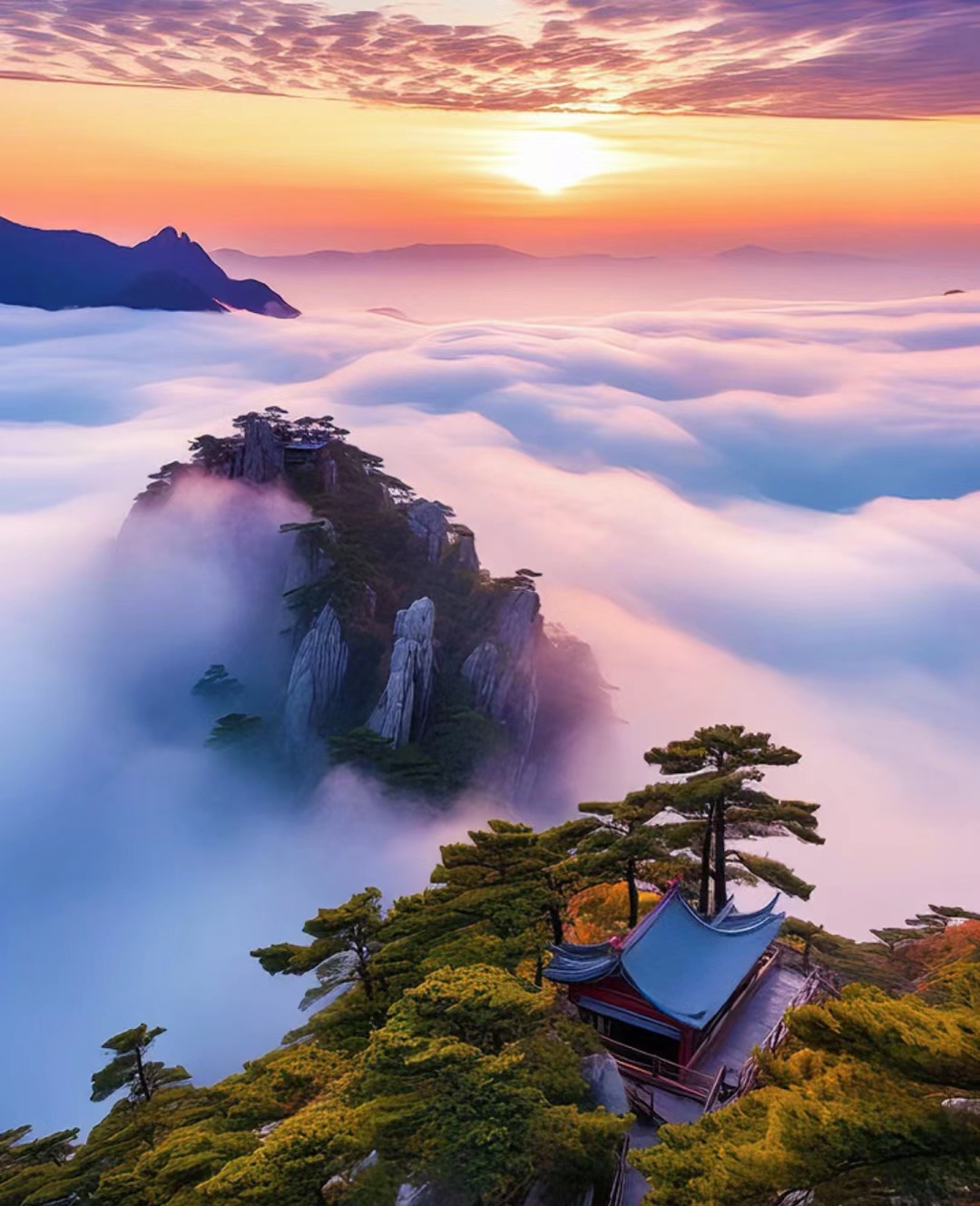 在这无垠的云海中央,矗立着一座山峰,宛如仙境中的守护者.