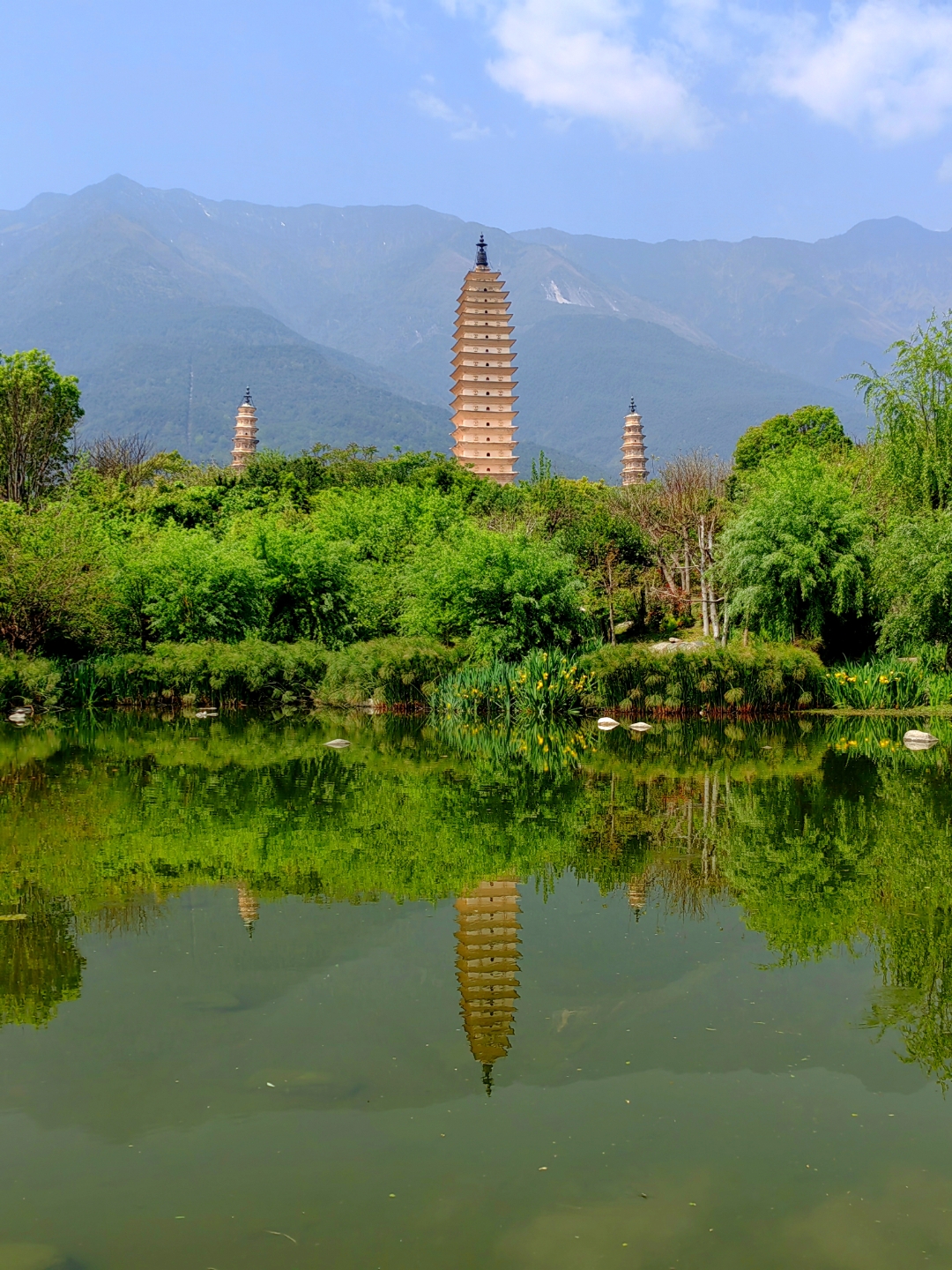崇圣寺三塔位于云南大理古城西北,是苍洱风光胜景