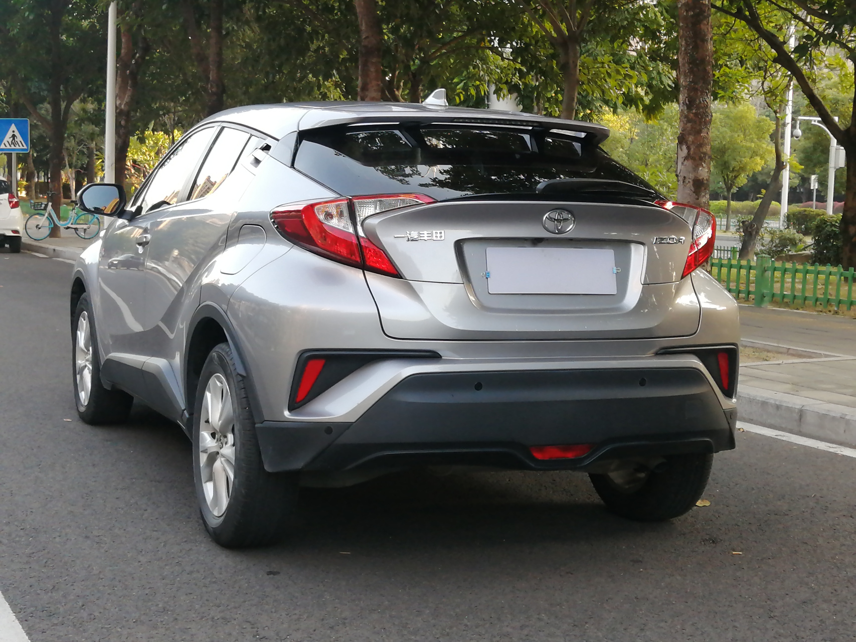 停在路边的银色丰田奕泽,仿佛在诉说着低调而实用的故事.