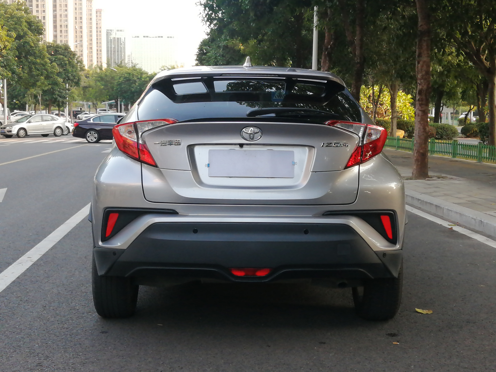 停在路边的银色丰田奕泽,仿佛在诉说着低调而实用的故事.