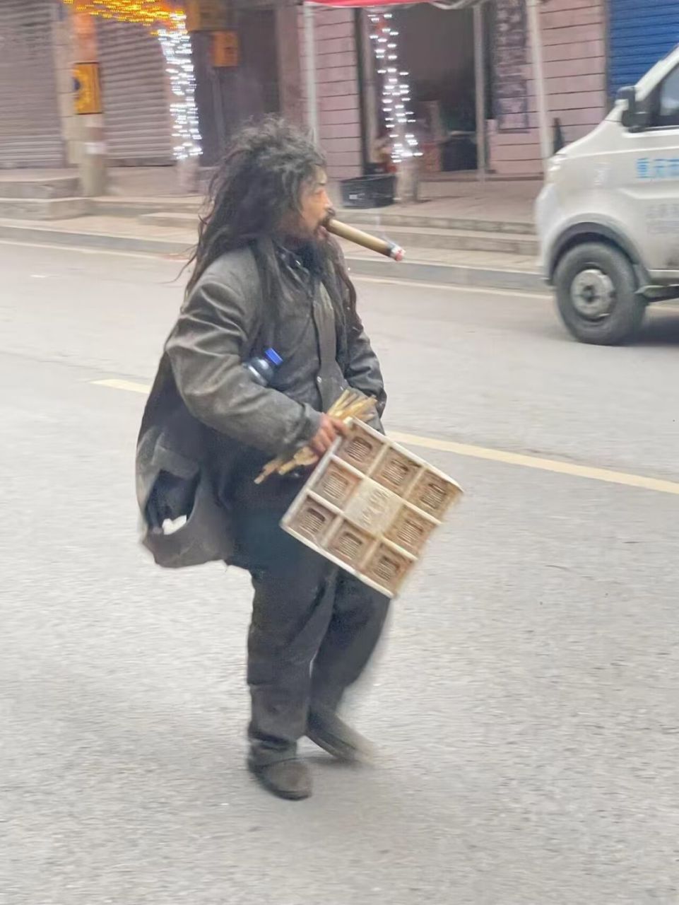 别看大叔邋遢,嘴上这根怕是不太便宜哦