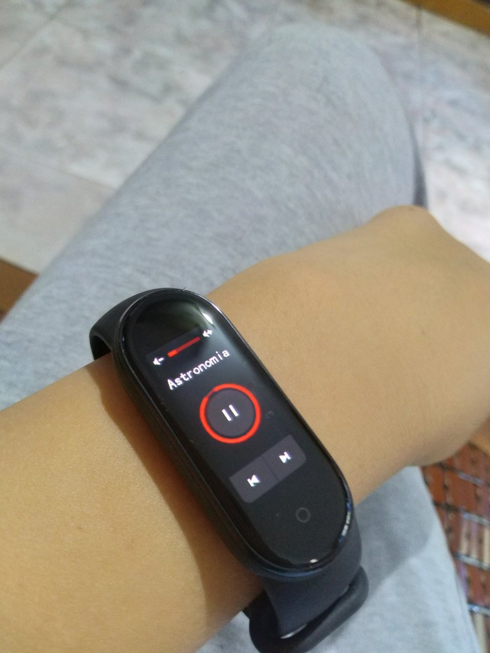 把钱给老马? 不如买个经济实惠的小米手环5[得意]