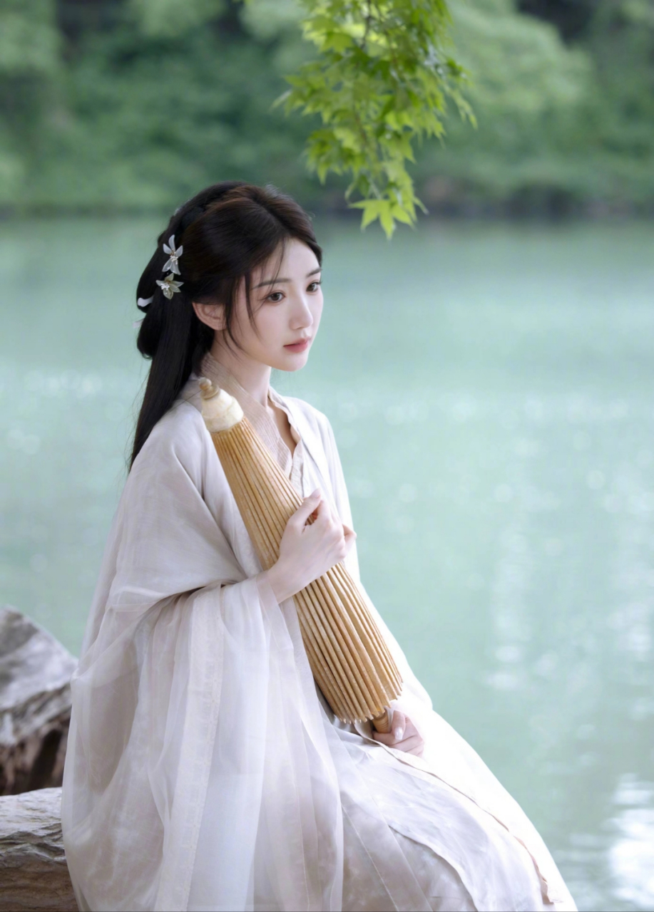 刘昊然抽烟抽得挺凶的,尤其跟女友在一起时,周围经常都是烟雾缭绕