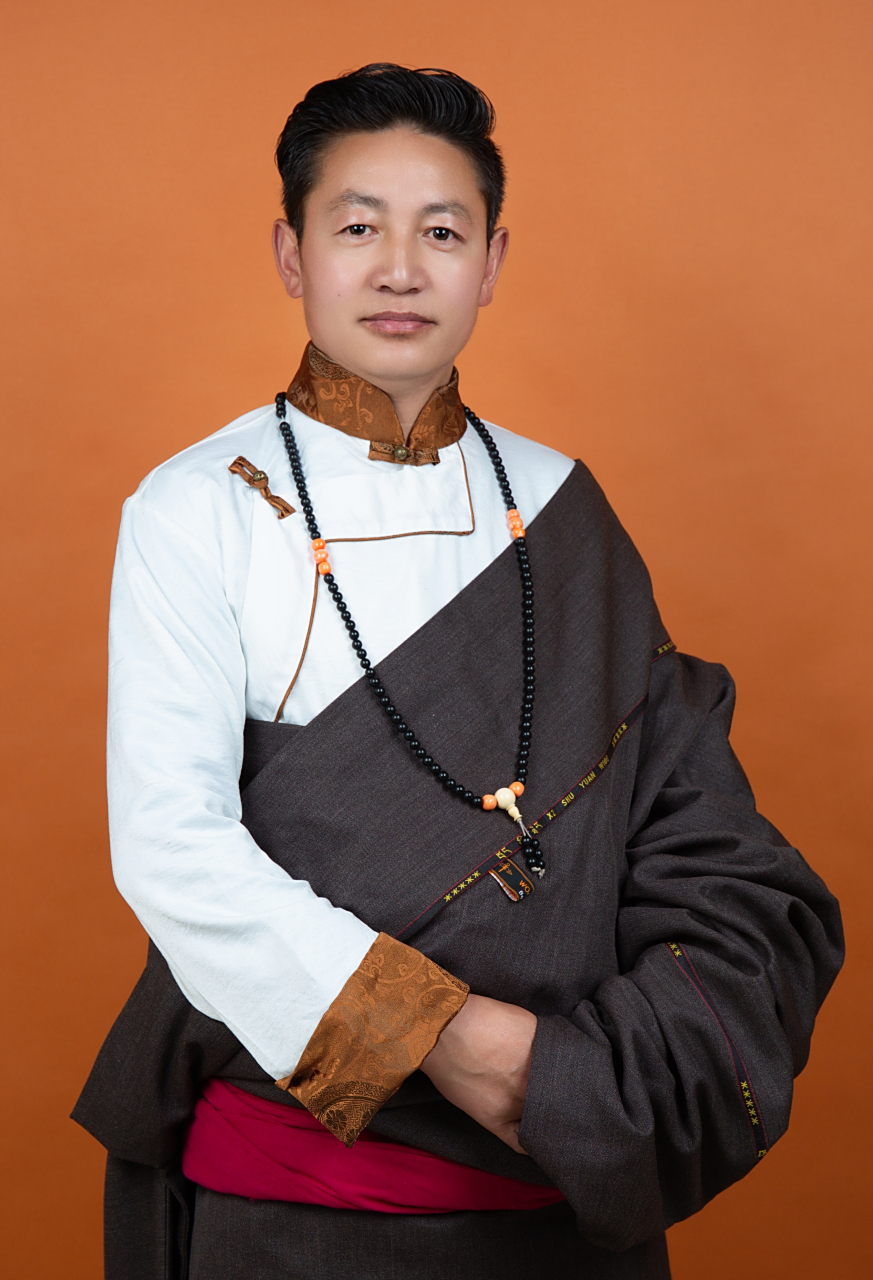 13岁赴卓尼康多系统学习了诸多佛学重要经典.