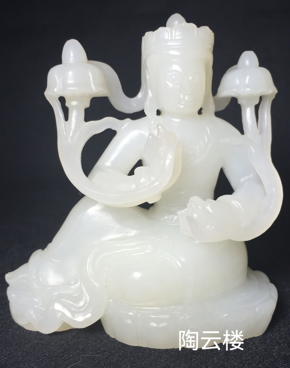 唐代  和田羊脂白玉人物摆件  唐代是我国封建社会的鼎盛时期,由于