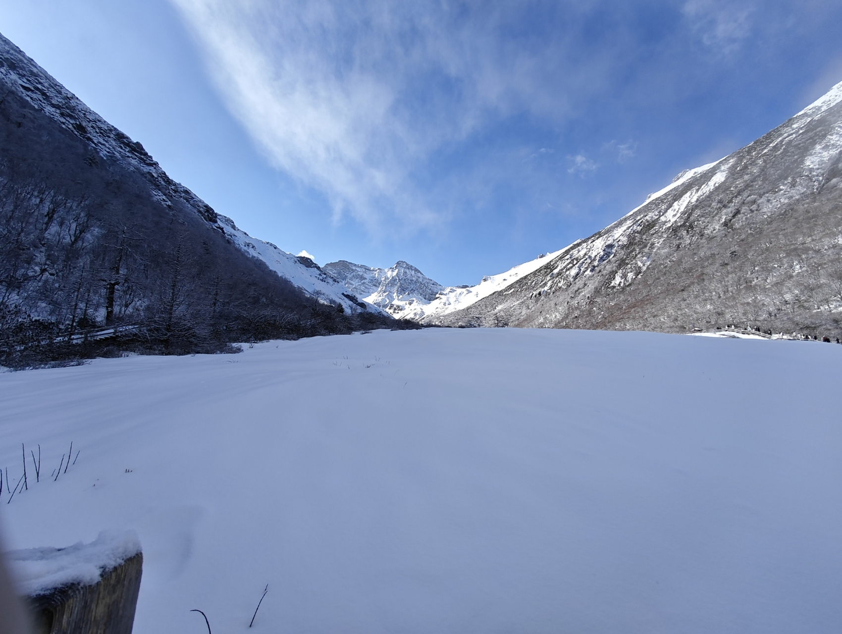 当太阳出来那一瞬间,黄龙景区的雪景太震撼了!