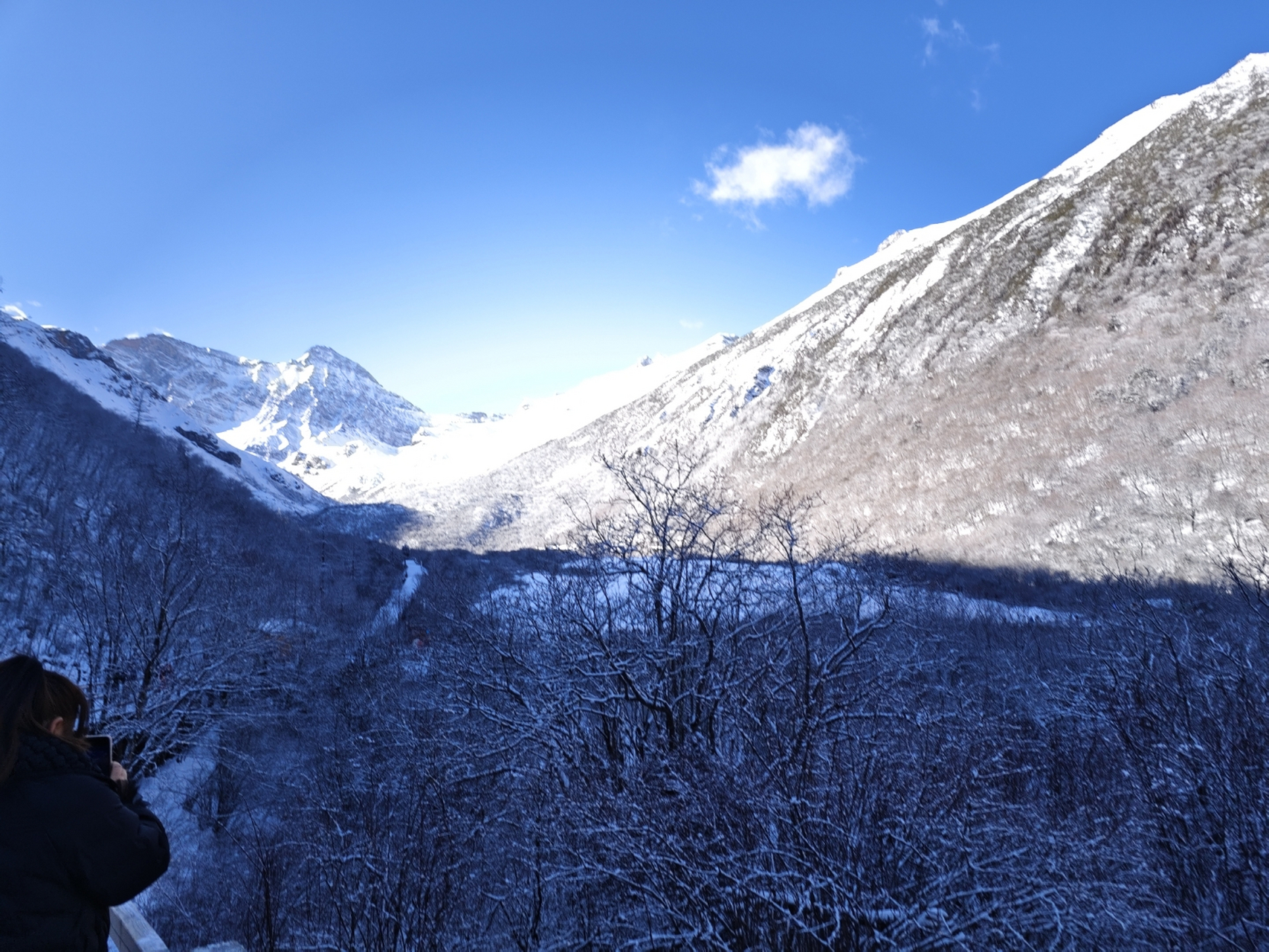当太阳出来那一瞬间,黄龙景区的雪景太震撼了!