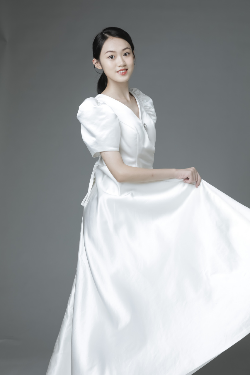 她走在阳光下,笑容灿烂,仿佛是阳光的化身,给人带来无尽的温暖与力量.