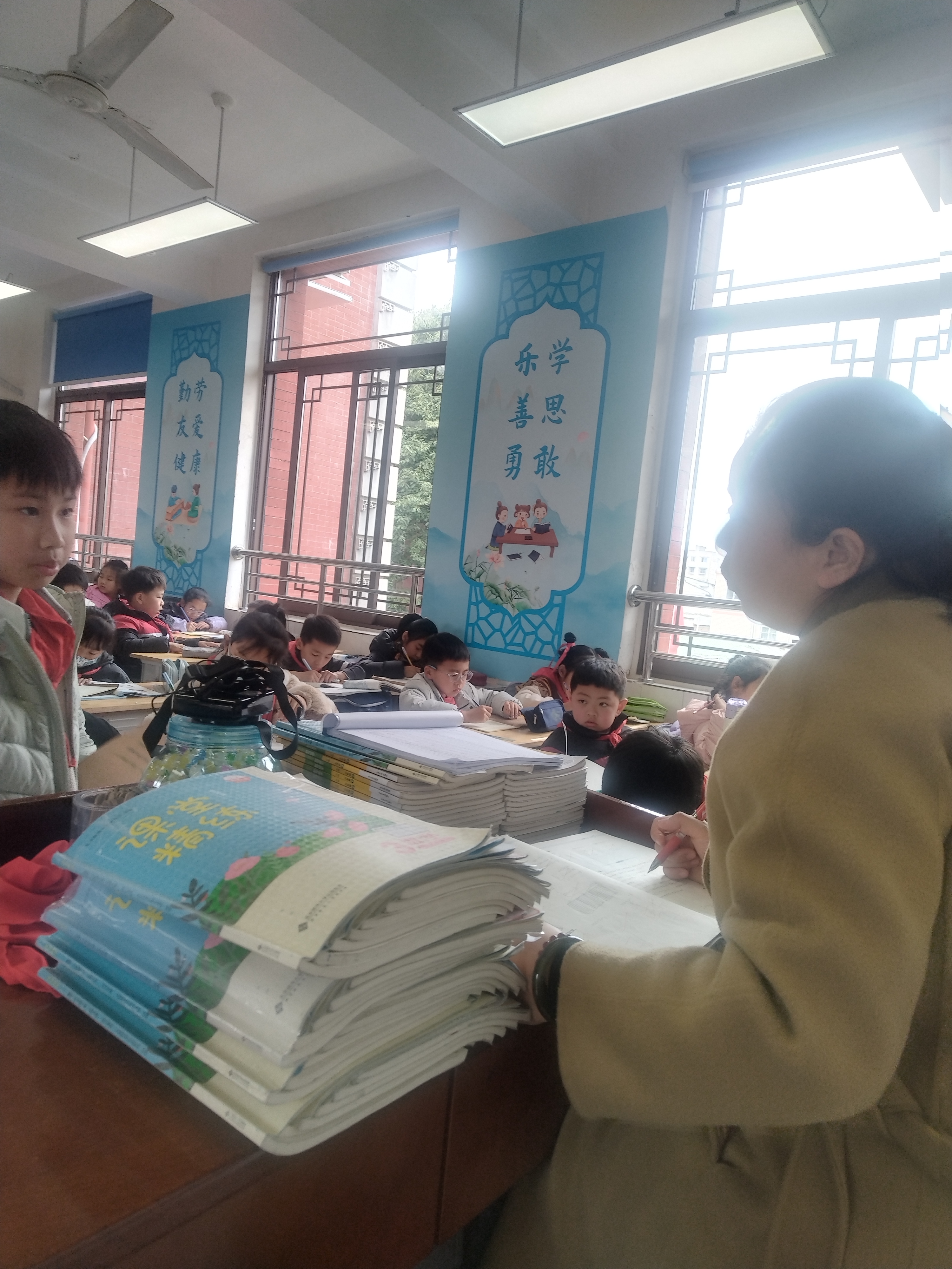 成都市簇桥小学三年级的数学老师徐老师,教着一班和二班,本可以趁午休