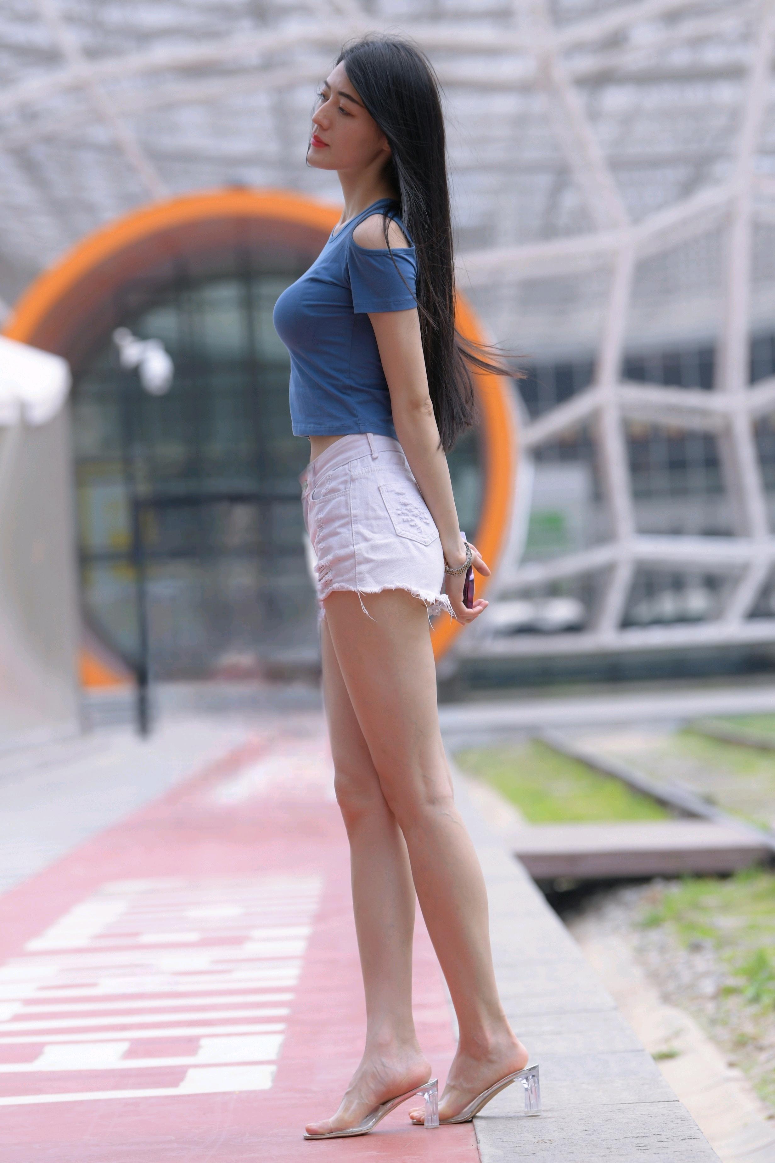 这不是简单的街拍,这是一场与夏日阳光的浪漫邂逅!