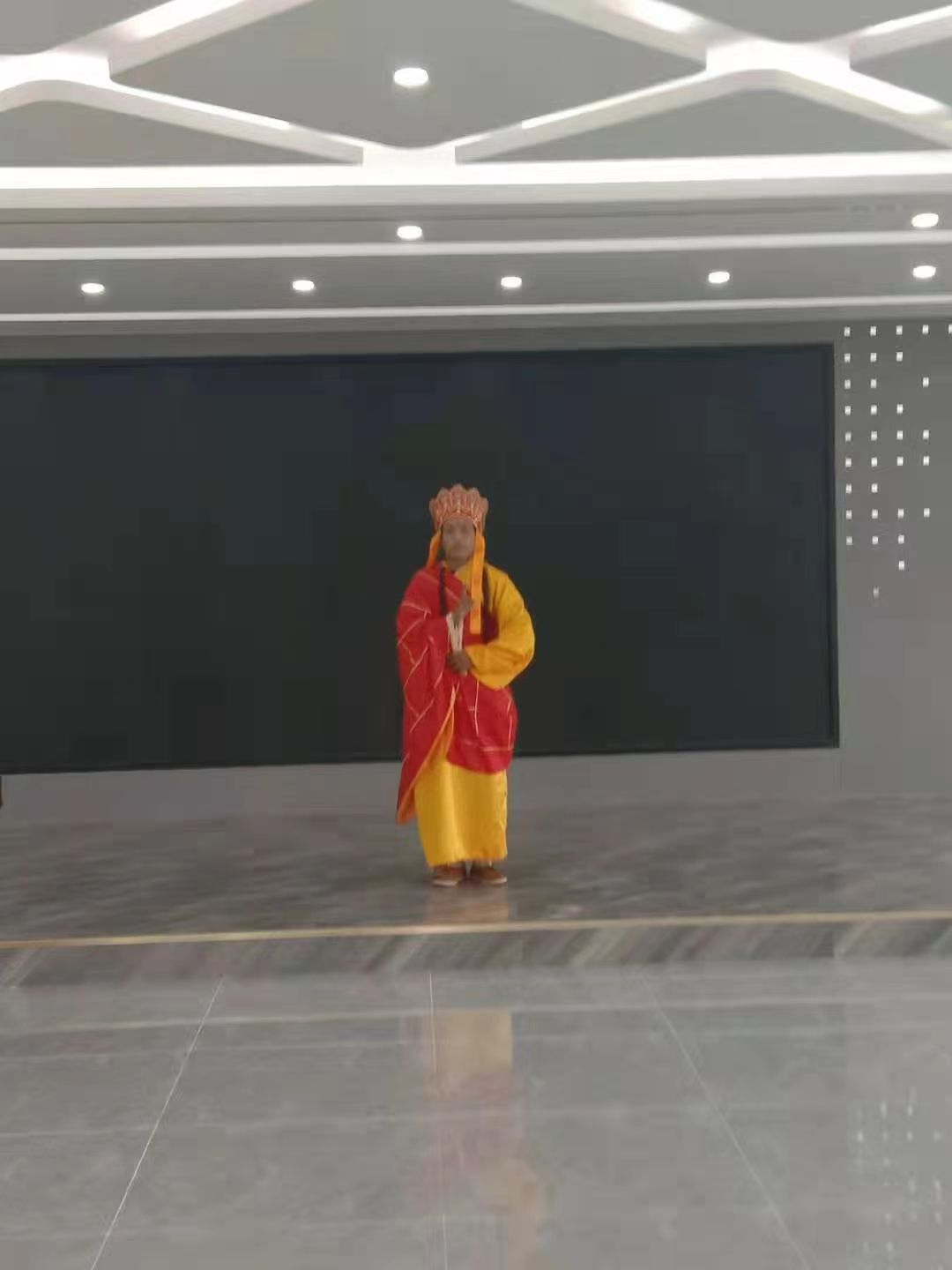 我是86版 西游记 中唐僧的扮演者赵银辉 大徒弟孙悟空的扮演者 小崔猪