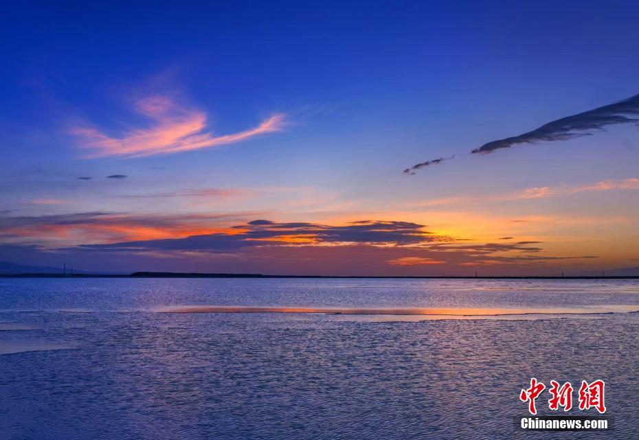 夕阳的余晖洒在海面,像是撒了一层金粉,熠熠生辉78.
