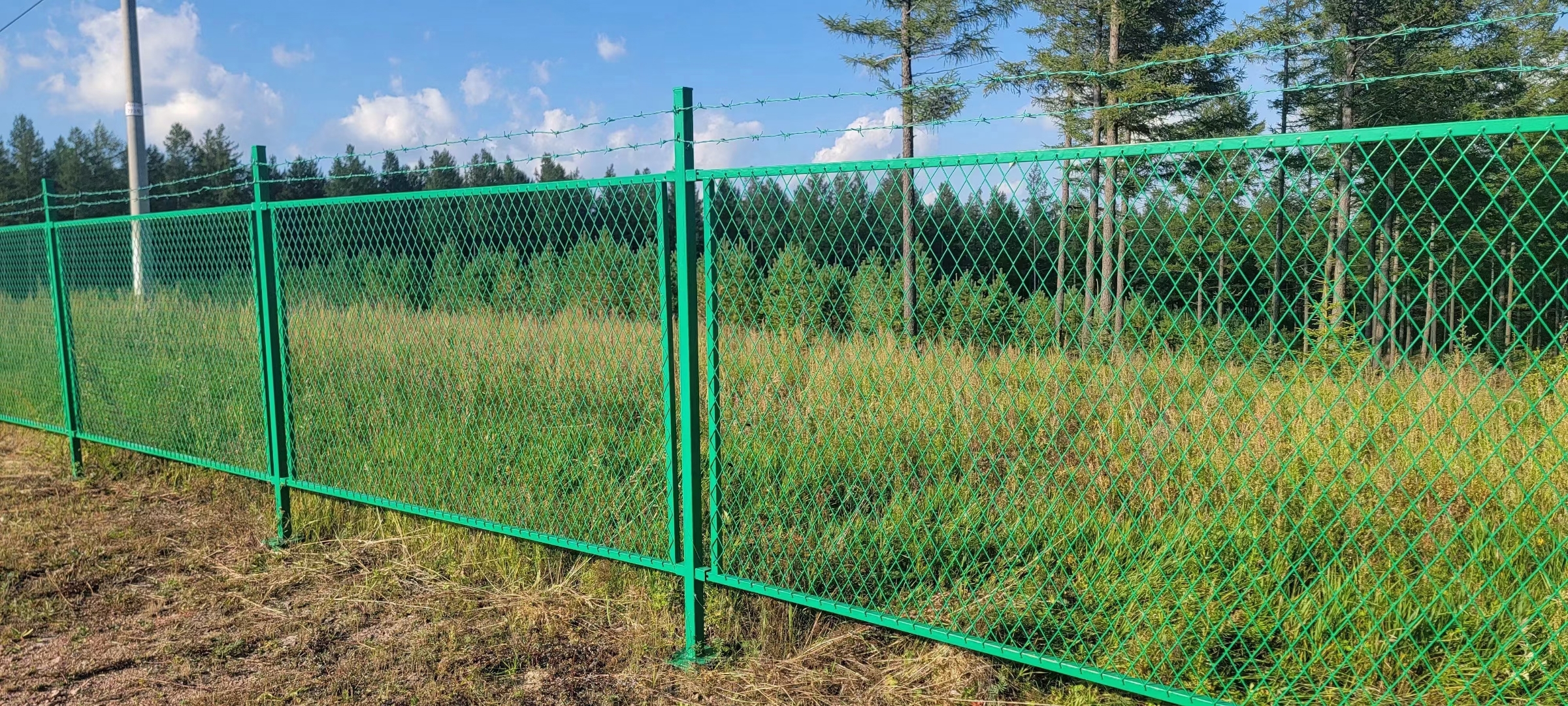 钢板网护栏# 钢板网护栏的优点主要有以下几点: 坚固耐用 采用优质