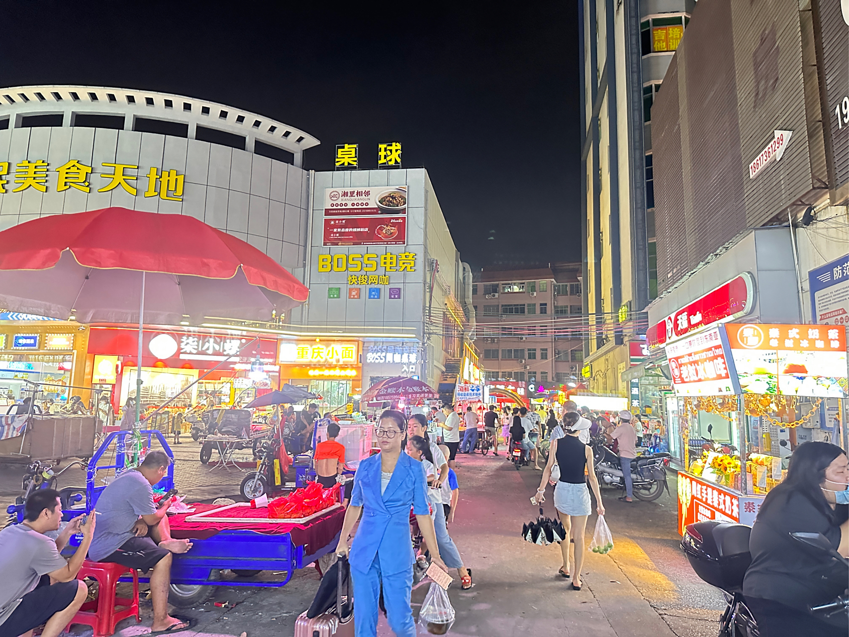 广州白云区龙归地铁站,晚上很热闹,宾馆住宿.还有市场.