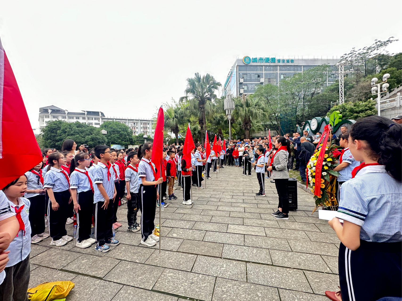 桂林今天的临桂区小学生集体在金山广场扫墓啊
