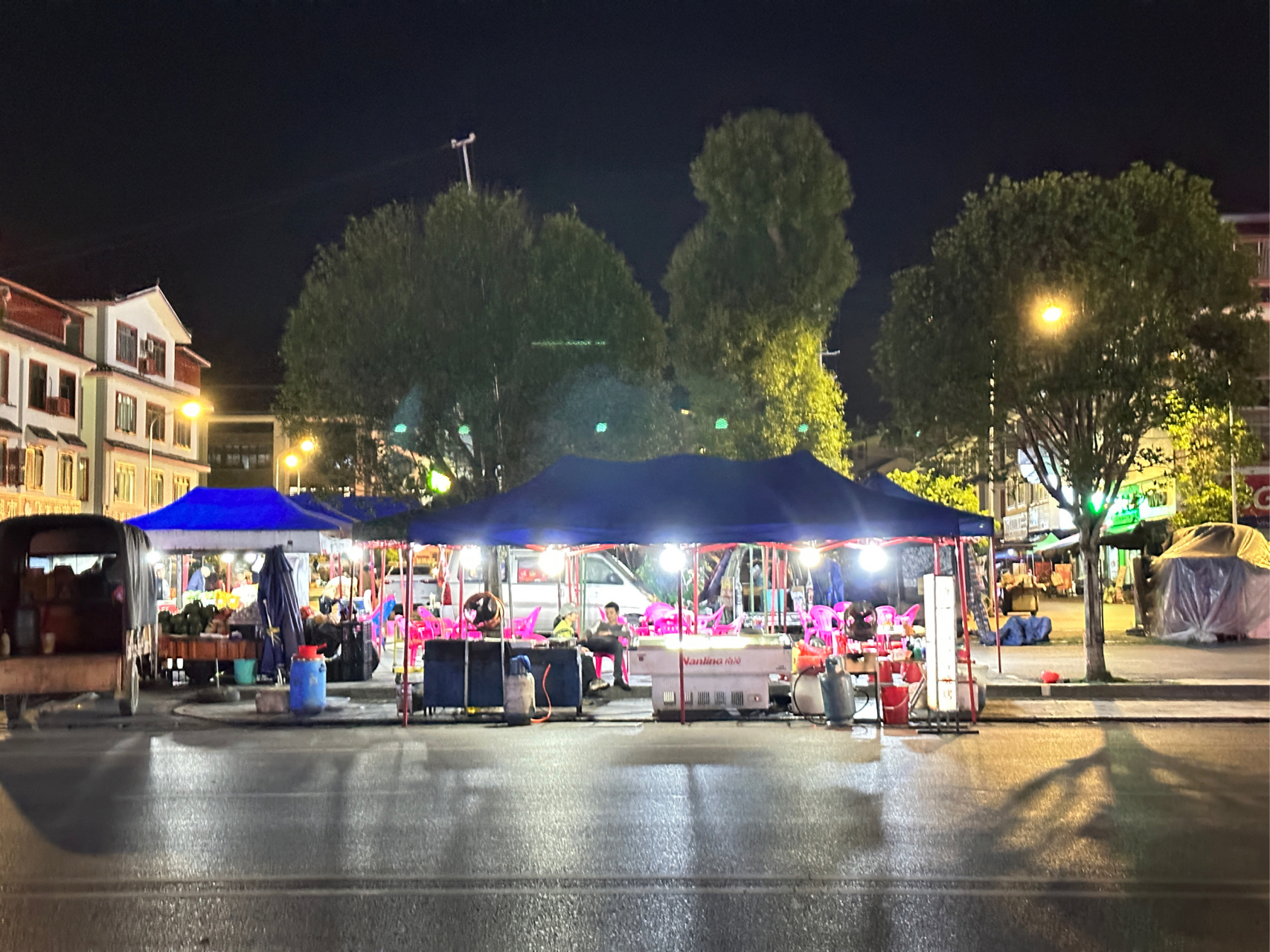 阳朔白沙镇,夜市消夜摊,刮风下雨也一样出摊.