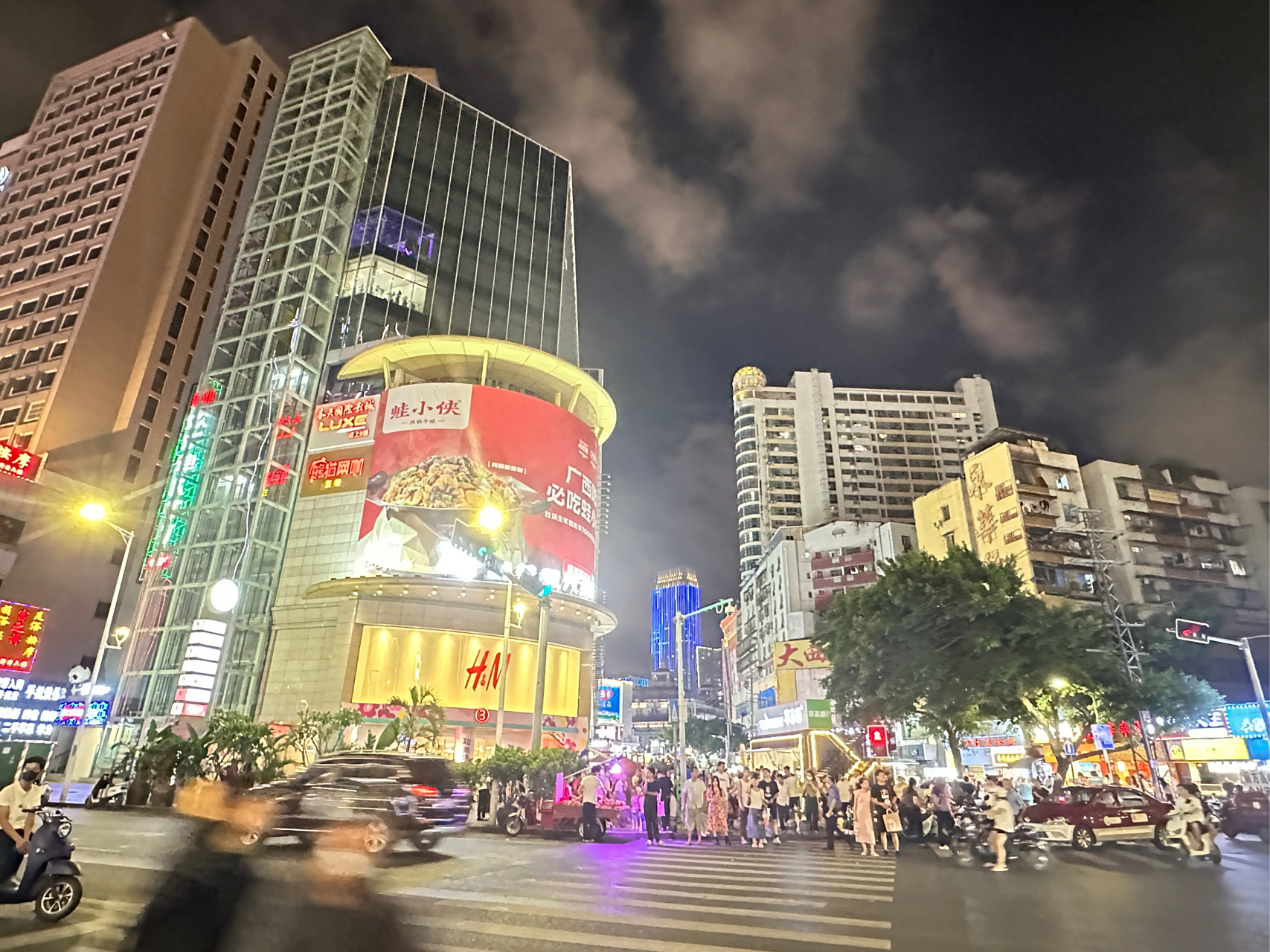 南宁朝阳广场,每到周末都是很热闹.路边的摆摊很多.