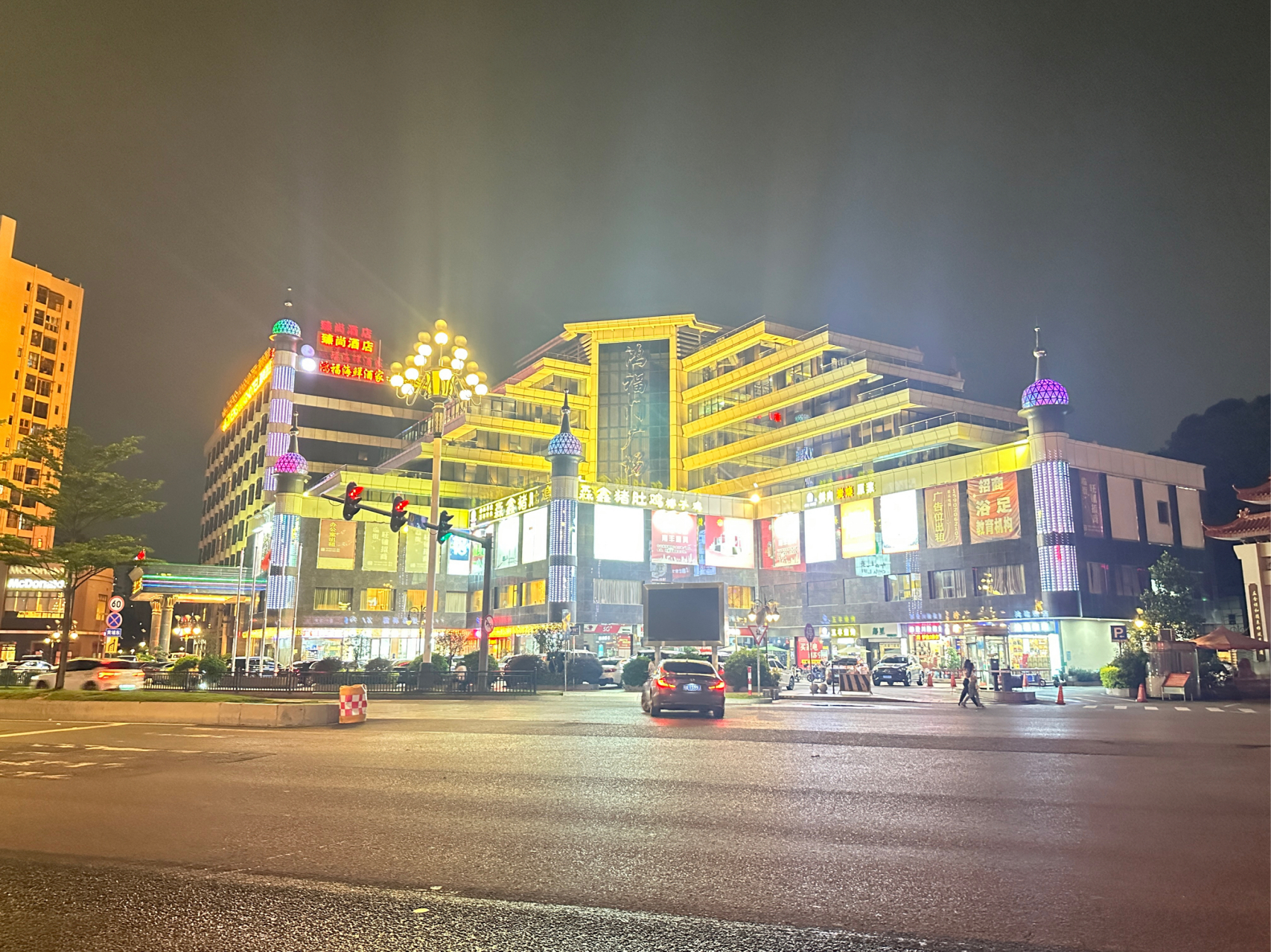 黄浦区黄埔东路,靠近东区,很近出口就是南岗地铁口,还有医院.