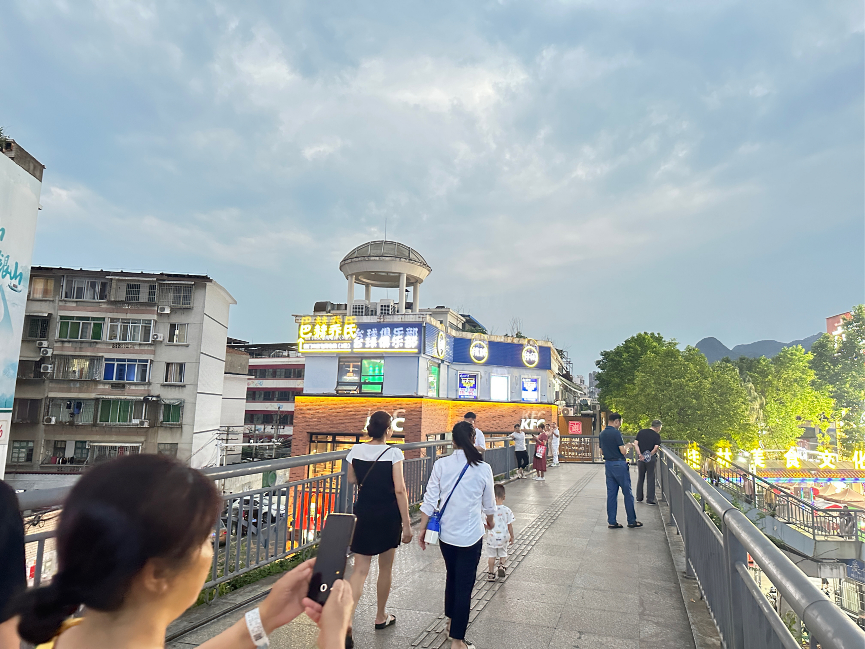 桂林临桂县金山广场,商业街步行街人流量非常的大.