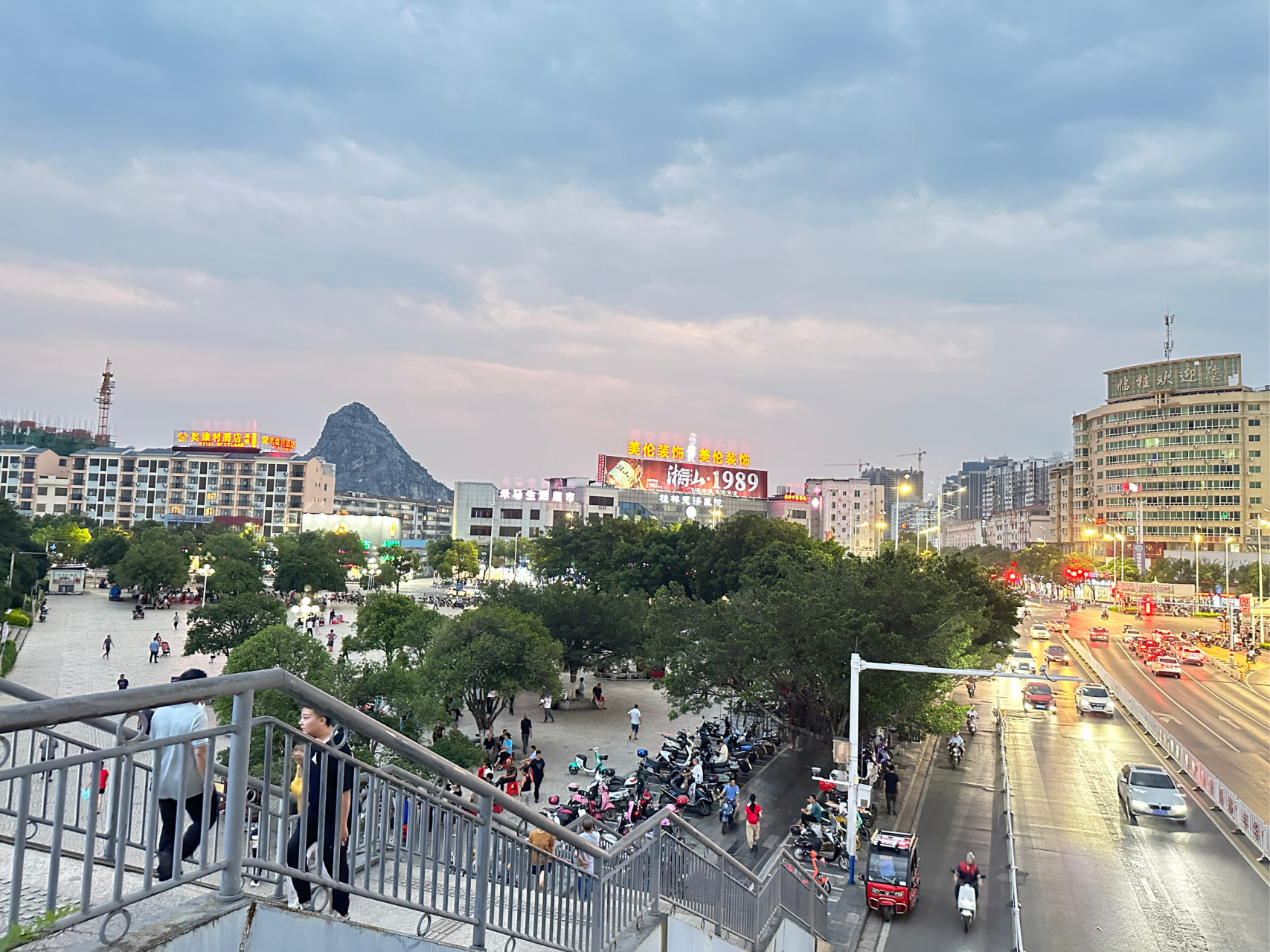 桂林临桂县金山广场,商业街步行街人流量非常的大.