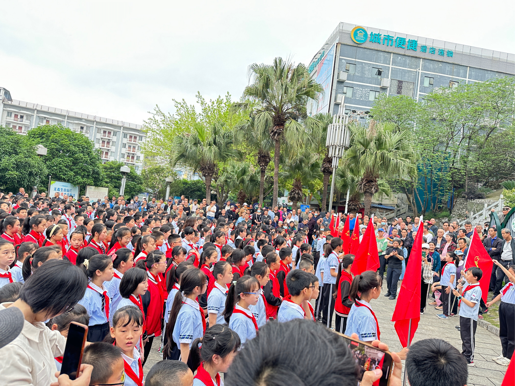 桂林今天的临桂区小学生集体在金山广场扫墓啊