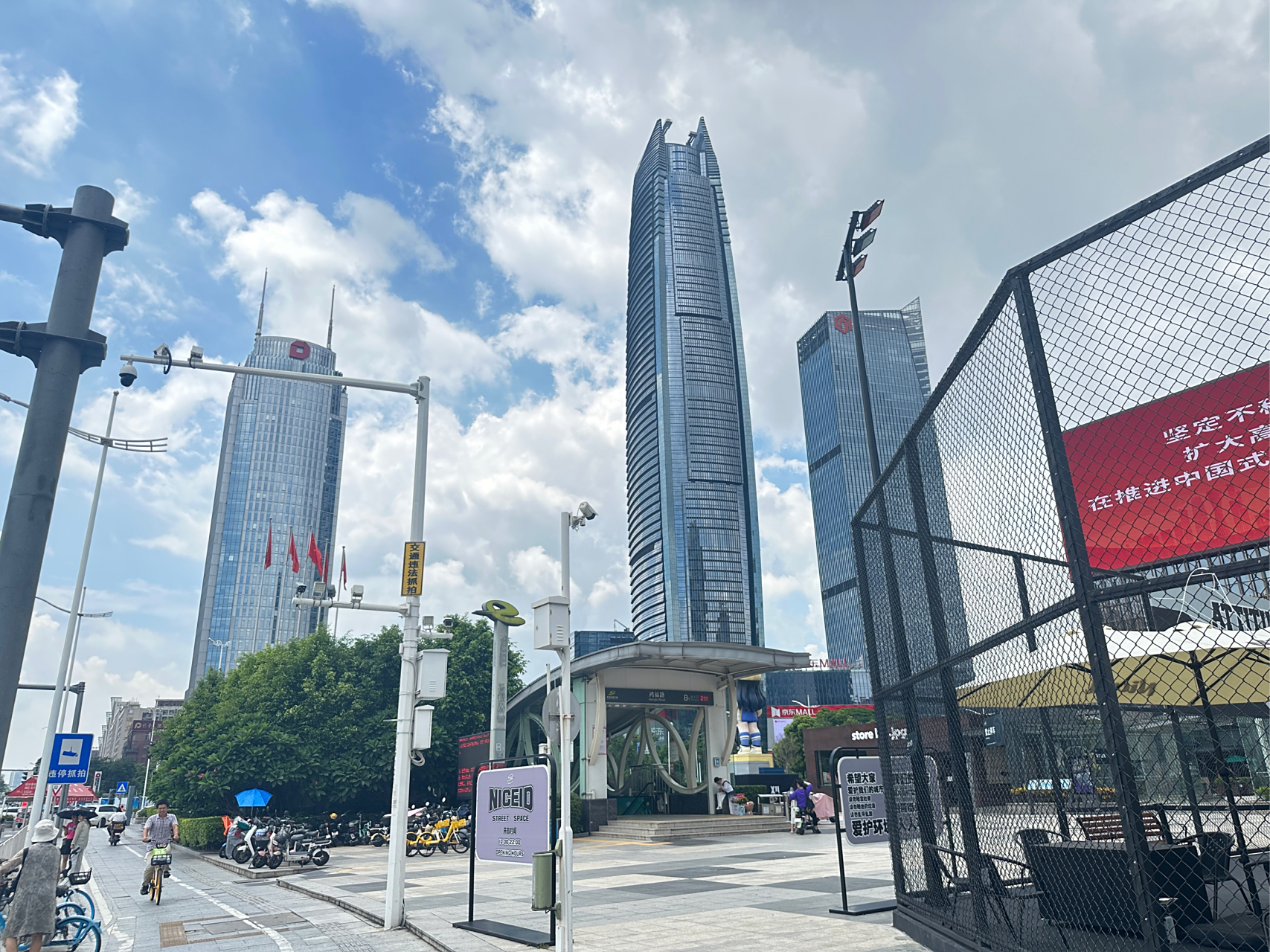 东莞市南城街道,海德广场.这里好气派呀,上面不知道有多少层?