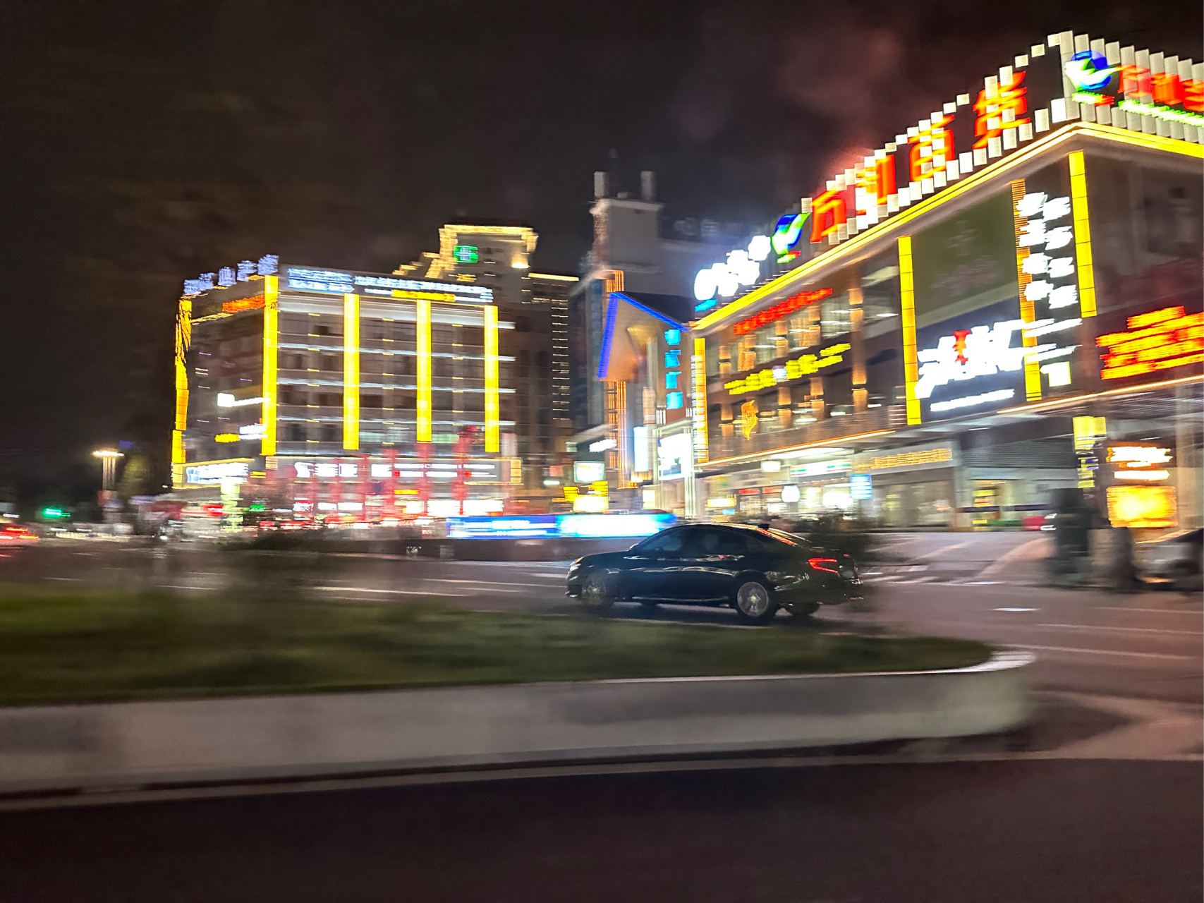 番禺钟福广场夜景不错,你来过吗?