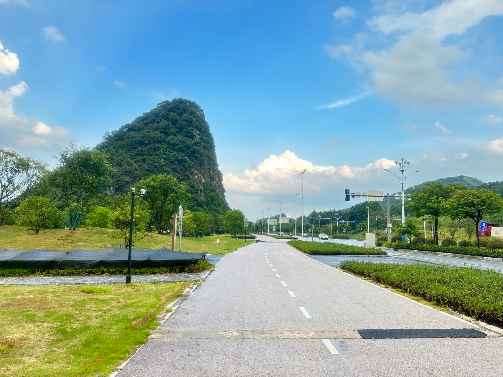 桂林雁山区大雁路,融创酒店群刚刚下一阵雨.这里空气清晰?清晰呀