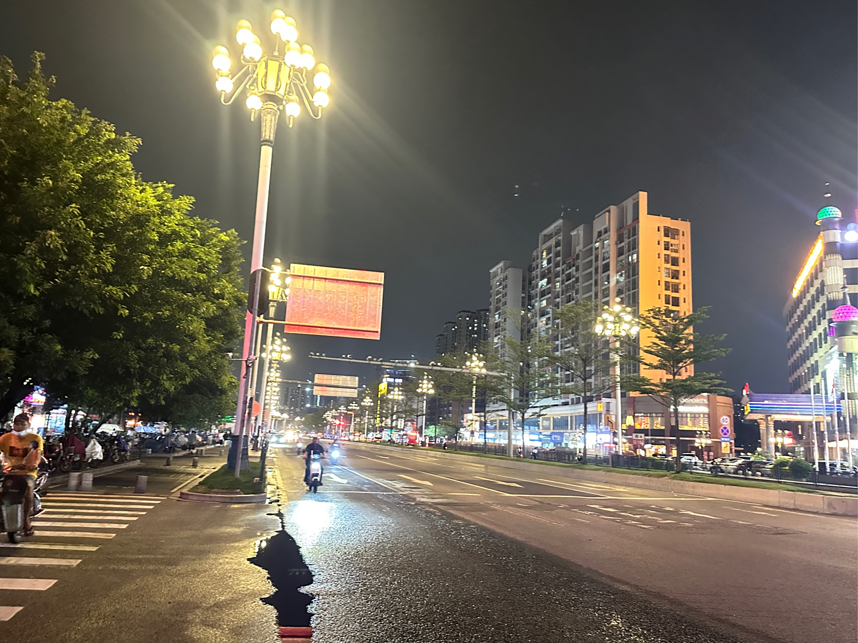 黄浦区黄埔东路,靠近东区,很近出口就是南岗地铁口,还有医院.