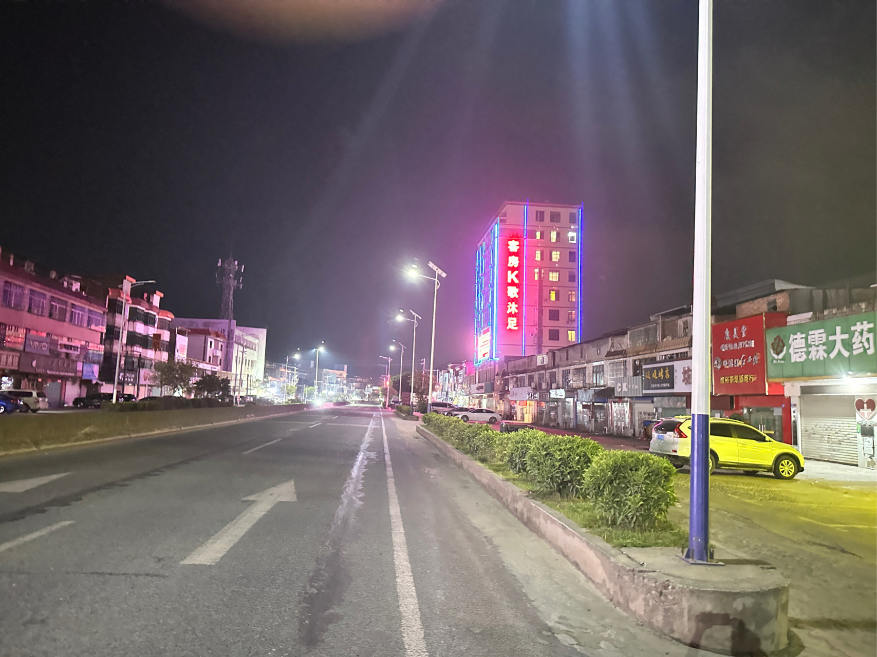 惠州博罗县龙华镇,大道酉,离县城有几十公里.晚上人不什么多?