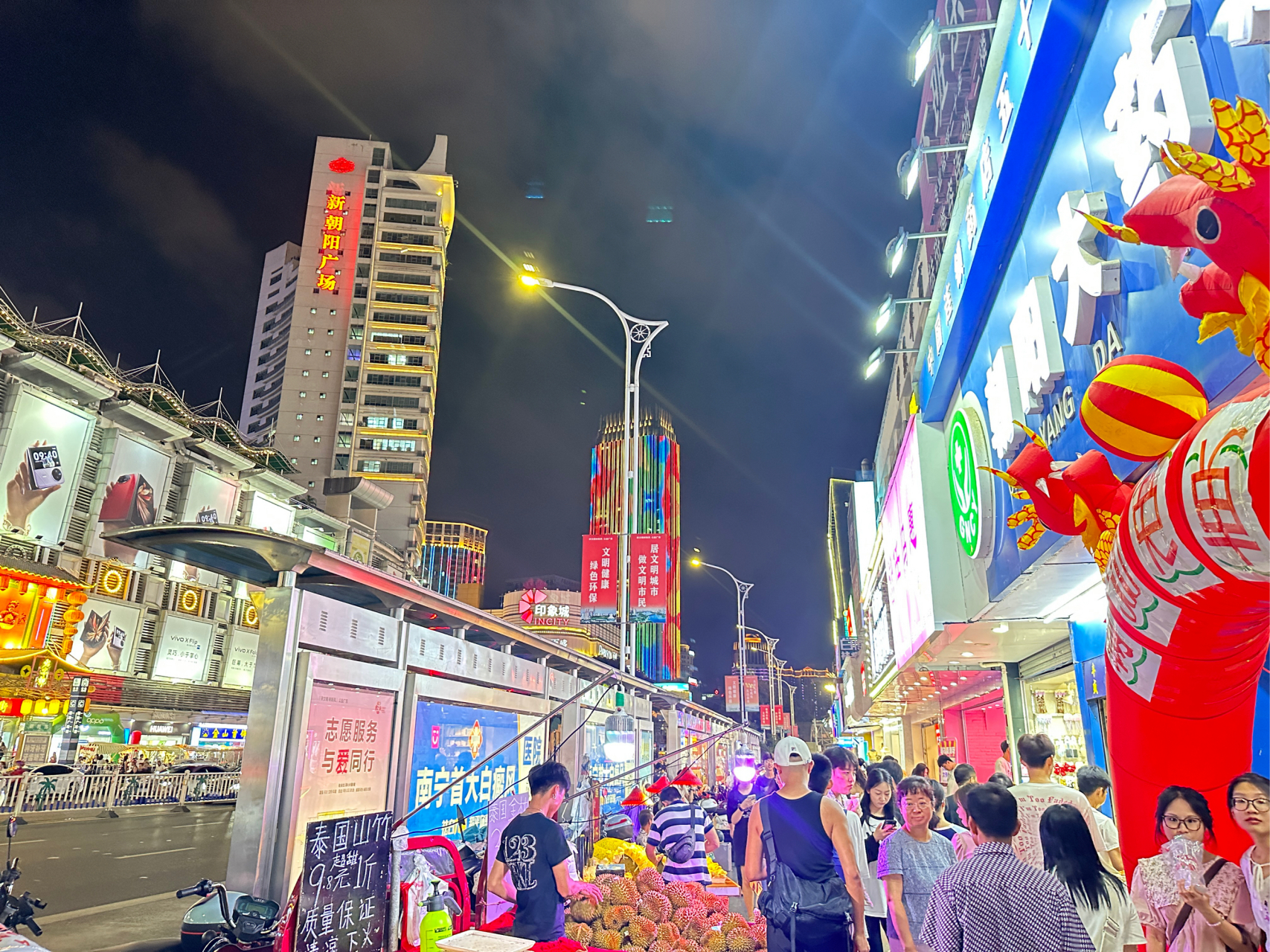 南宁朝阳广场,每到周末都是很热闹.路边的摆摊很多.