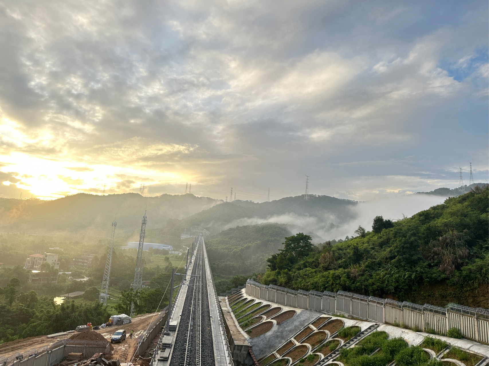 惠州博罗县,罗阳镇横坑村日夜不停修建高铁.
