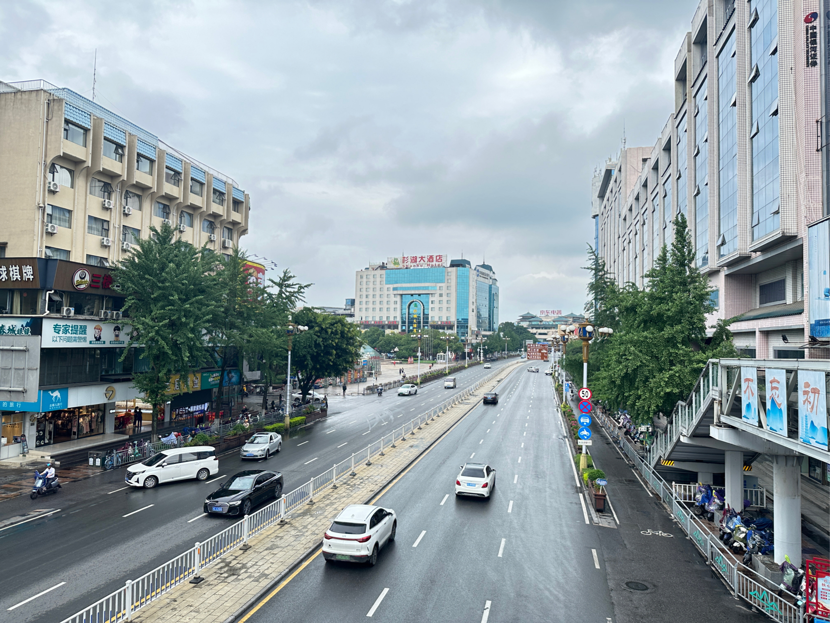 桂林秀峰区依仁路,旁边有中心广场有步行街,百货大楼,是桂林最集中最