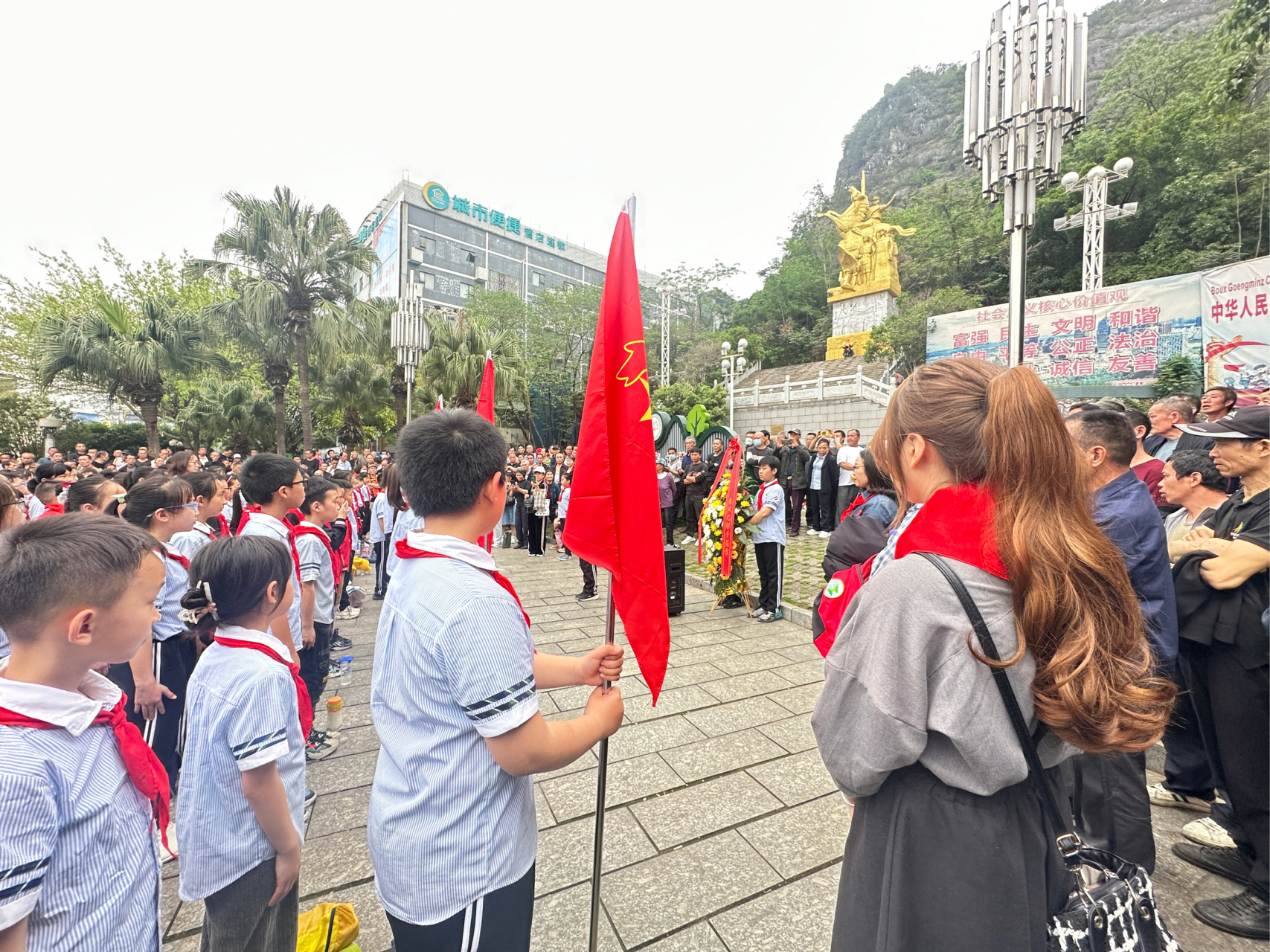 桂林今天的临桂区小学生集体在金山广场扫墓啊