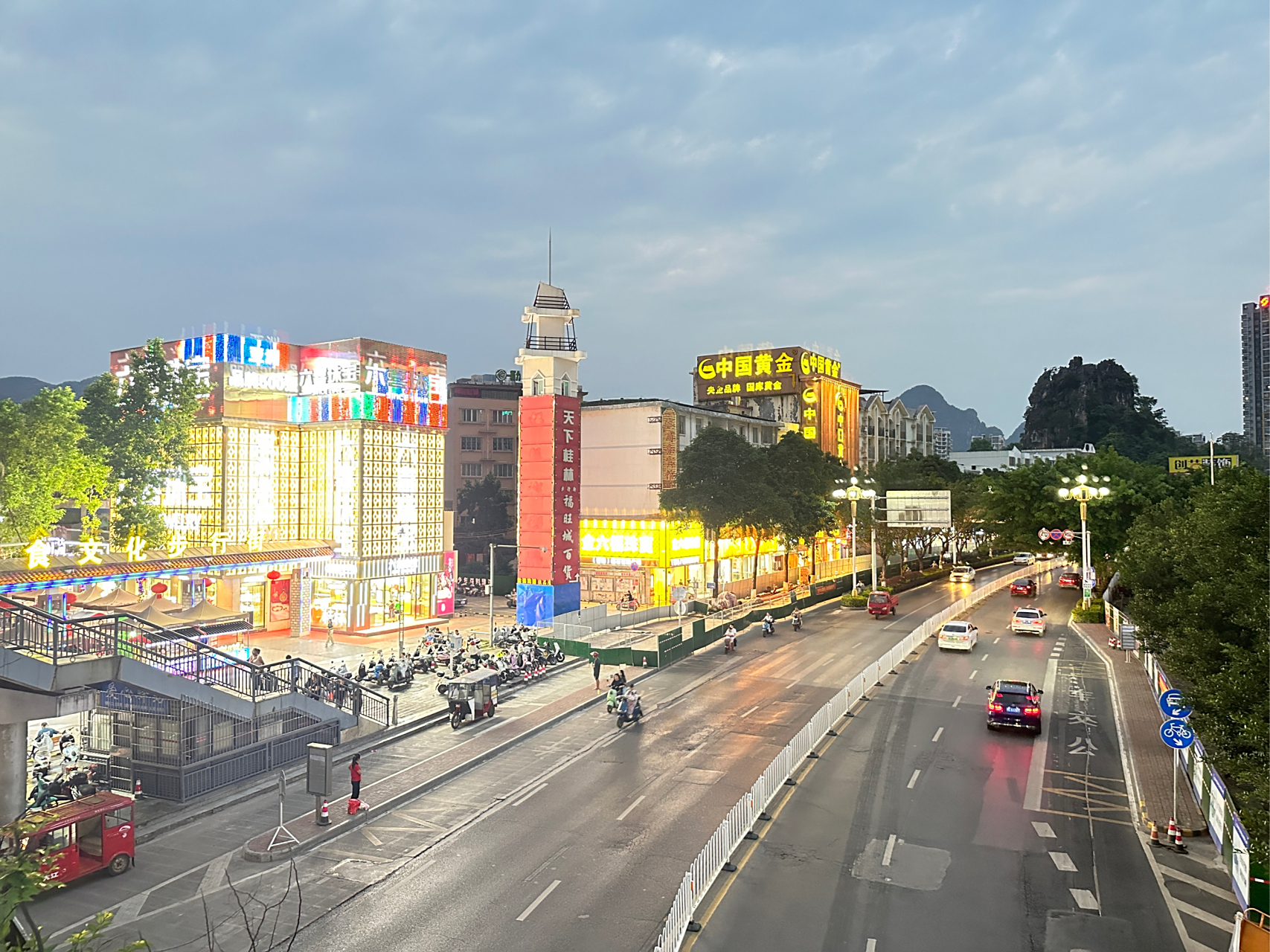 桂林临桂县金山广场,商业街步行街人流量非常的大.