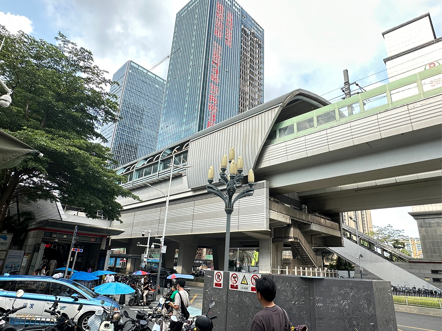 龙华区清湖地铁站,边有很洒店和租房客.上班族聚集集中人多的地方.