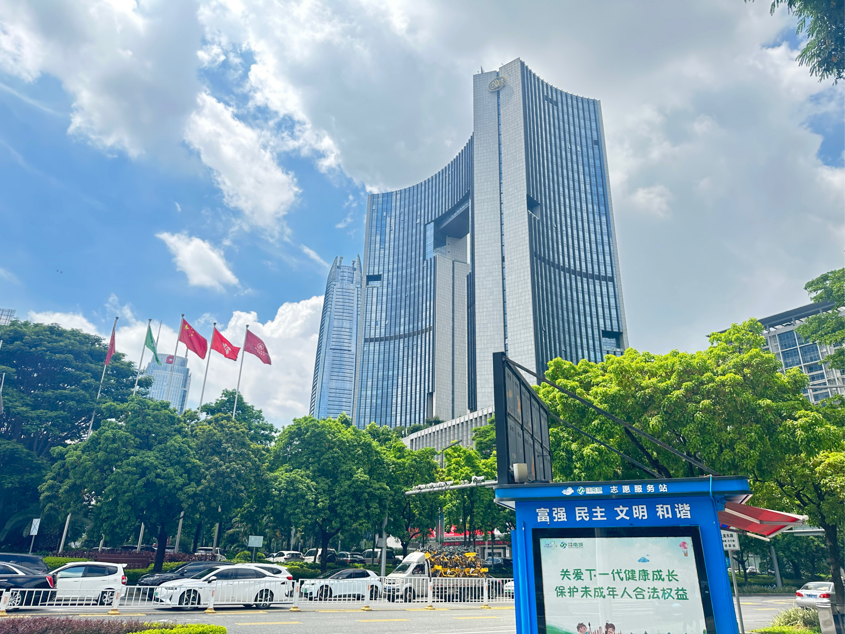 东莞市南城街道,海德广场.这里好气派呀,上面不知道有多少层?