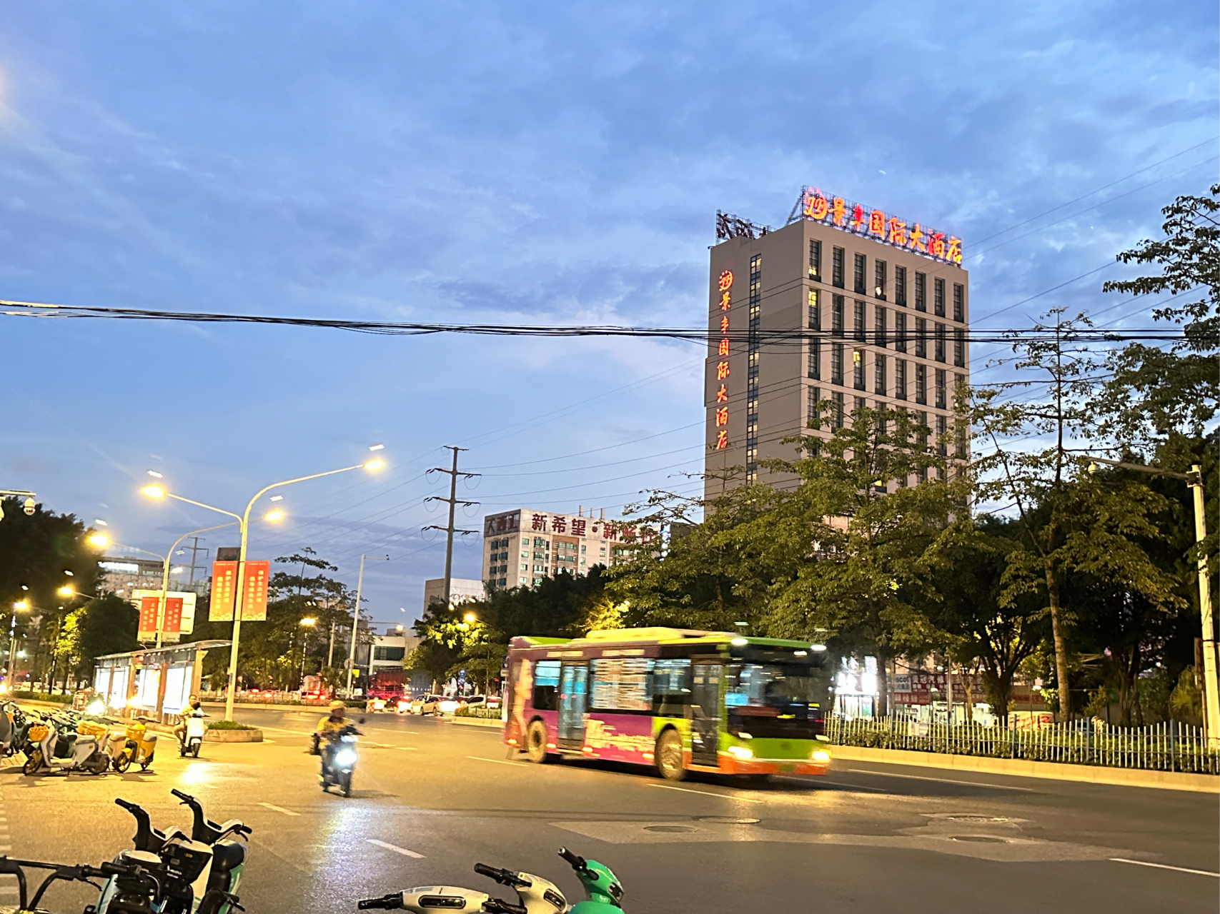 南寧西鄉塘區吉安客運站交通很方便,有2號線地鐵附近還有酒店和郵政