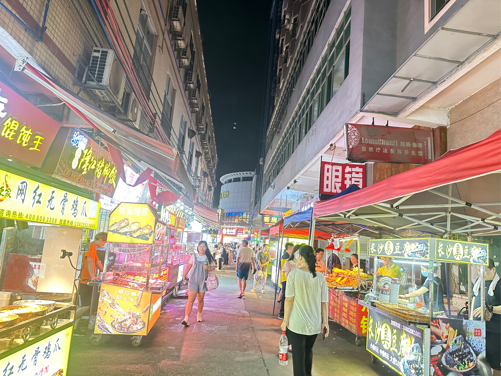 广州白云区龙归地铁站,晚上很热闹,宾馆住宿.还有市场.
