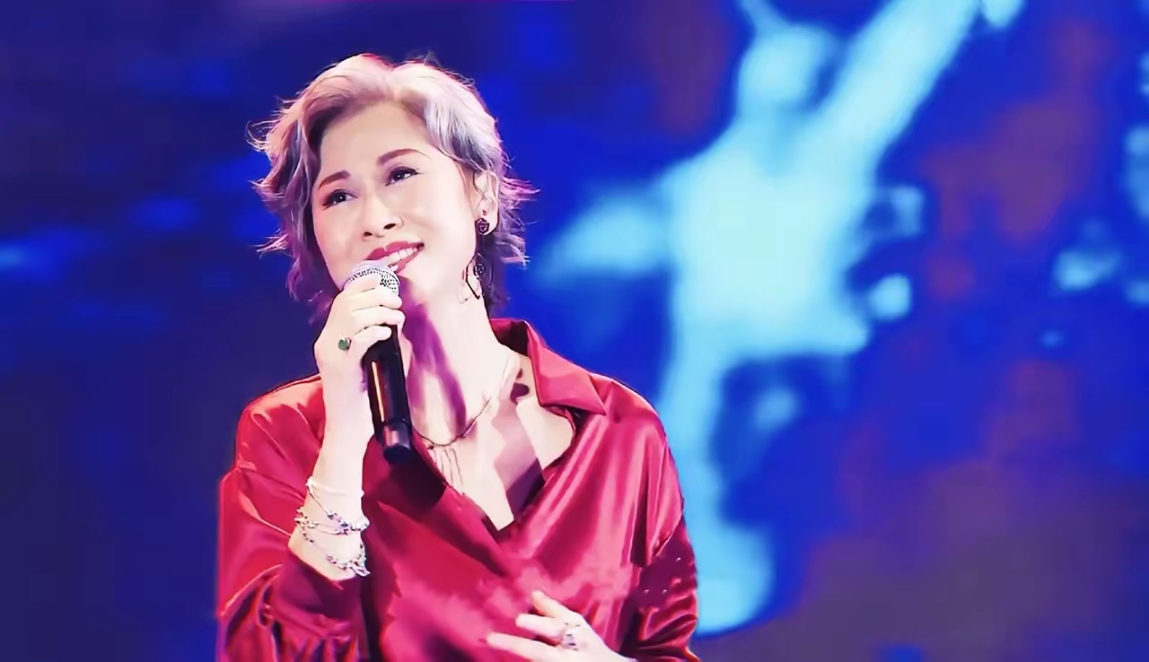 可叶倩文不一样,只要她一登上舞台,瞬间就像变了个人,活力满满,就跟18