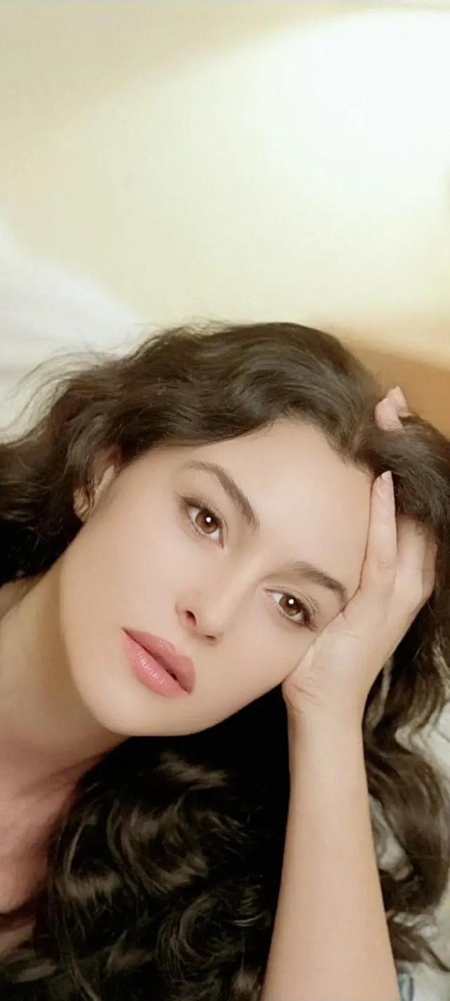 "地球之花" 莫妮卡·贝鲁奇                 