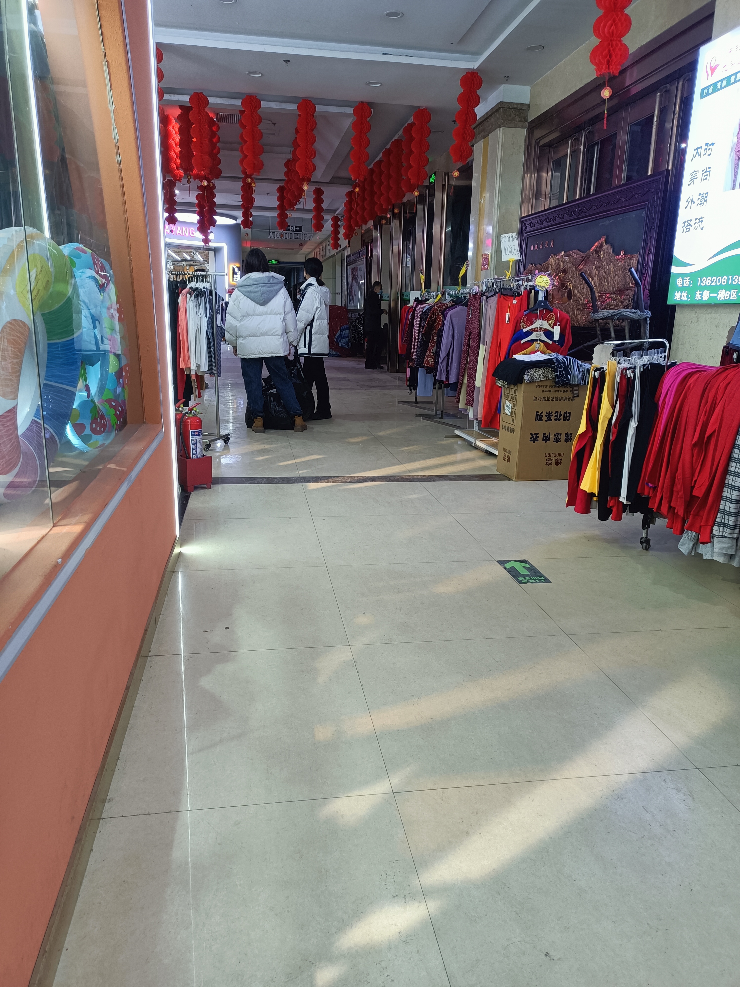 春节的脚步越来越近了,太原服装城又迎来了久违的热闹与喧嚣,但与十年