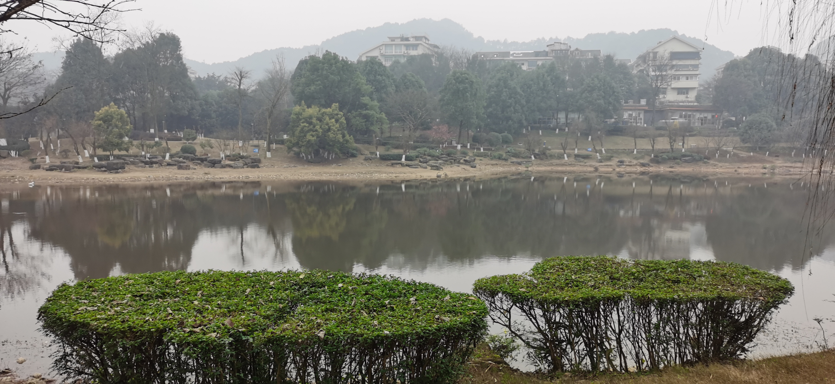 涂山湖公园占地110亩,曲折的边岸线周长两公里.