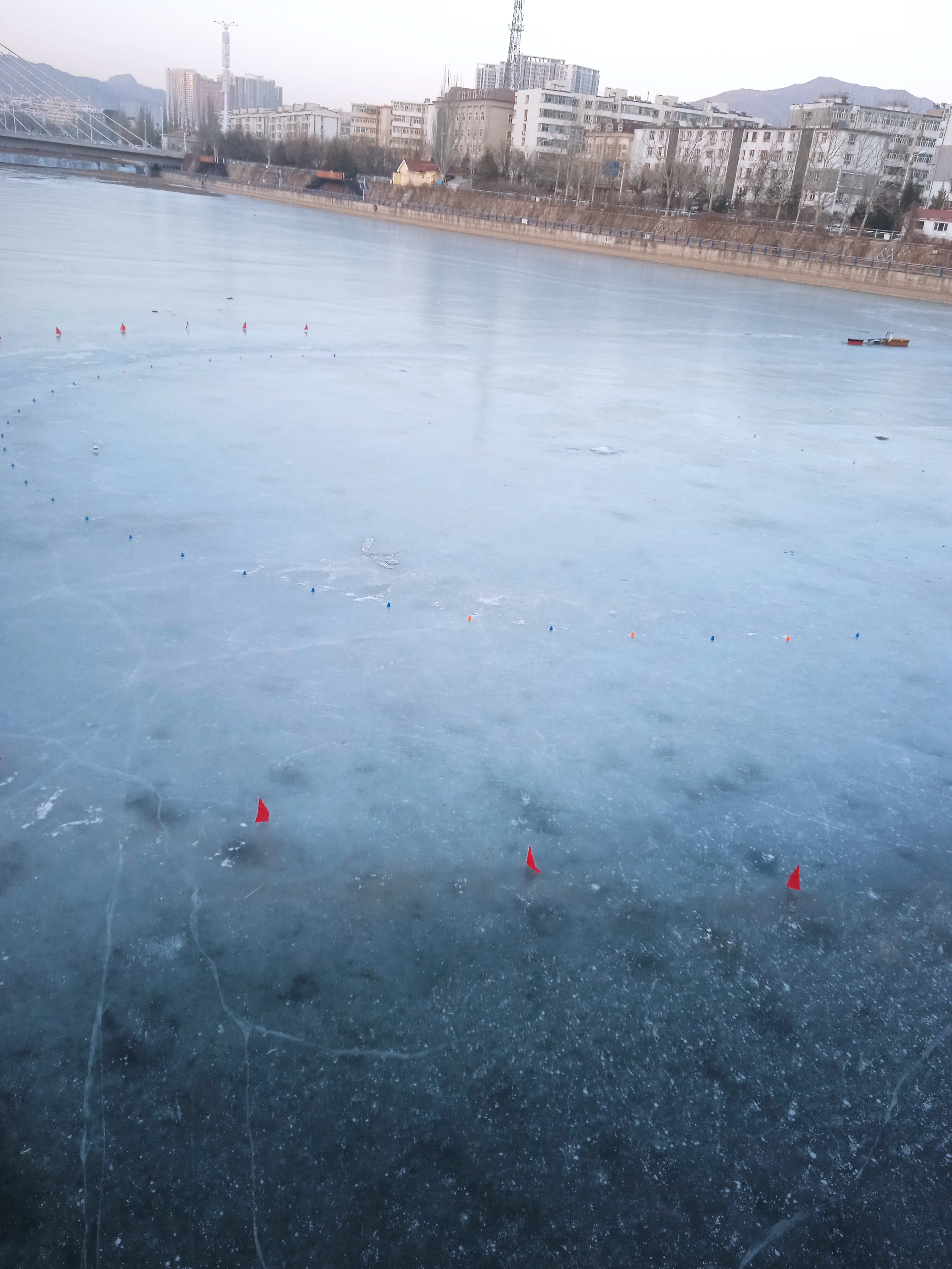 张家口市里的清水河冰冻了.这里已经开始有人滑冰.