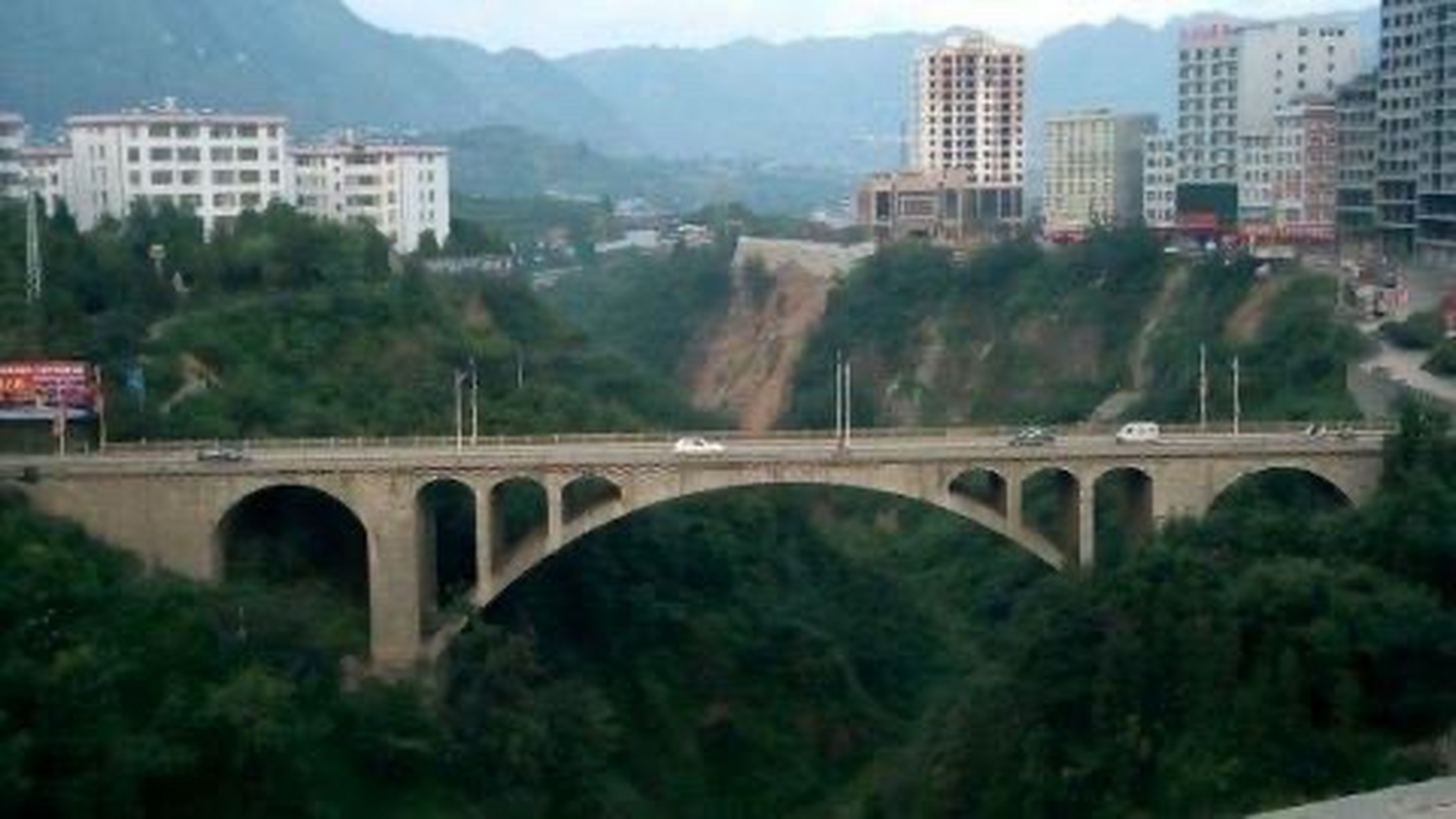 断魂桥: 镇雄的南大桥,具体是哪年修建的,我也无从知道,反正它的存在